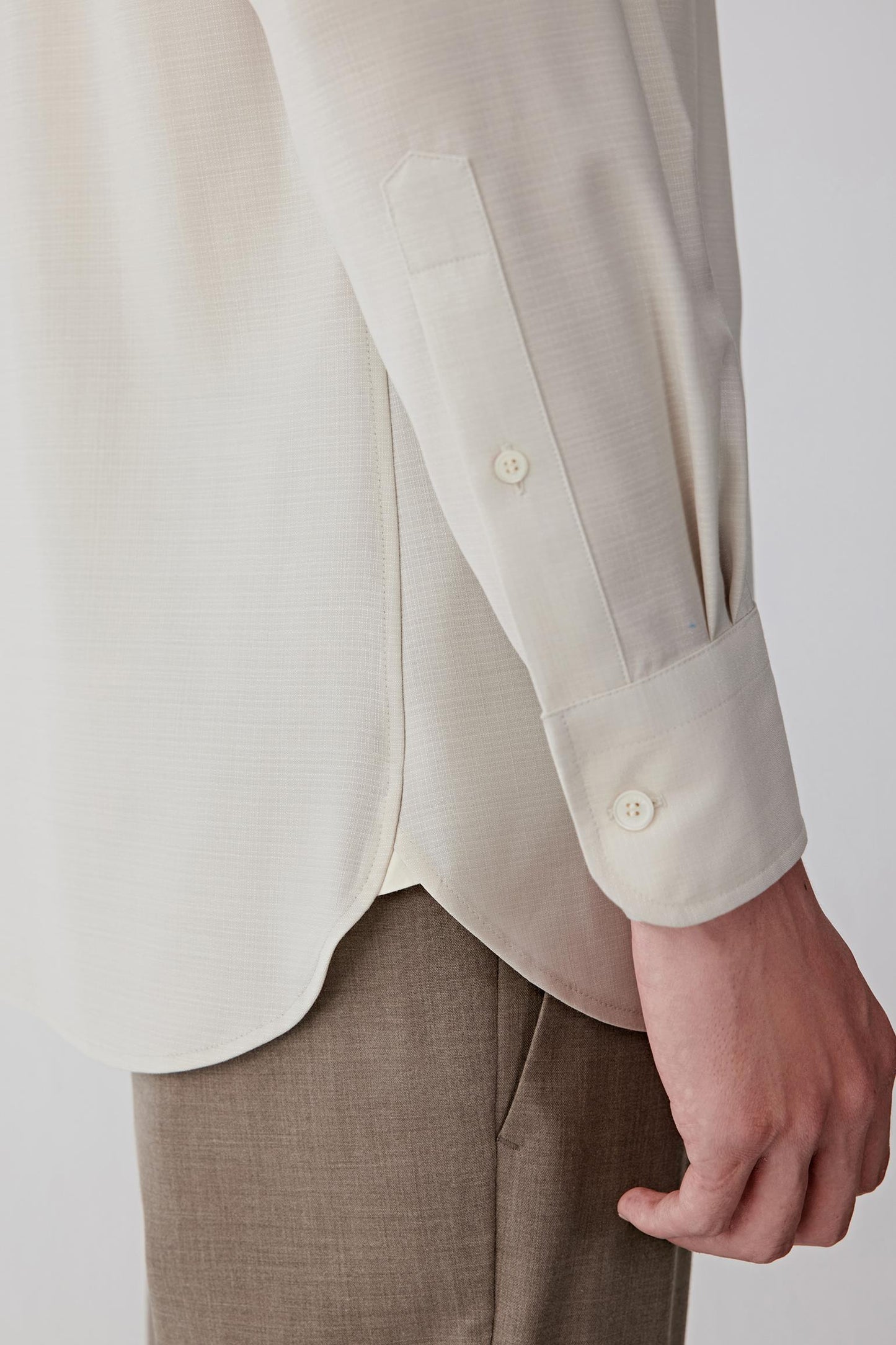 Detail of the sleeve and cuff in wool panama.