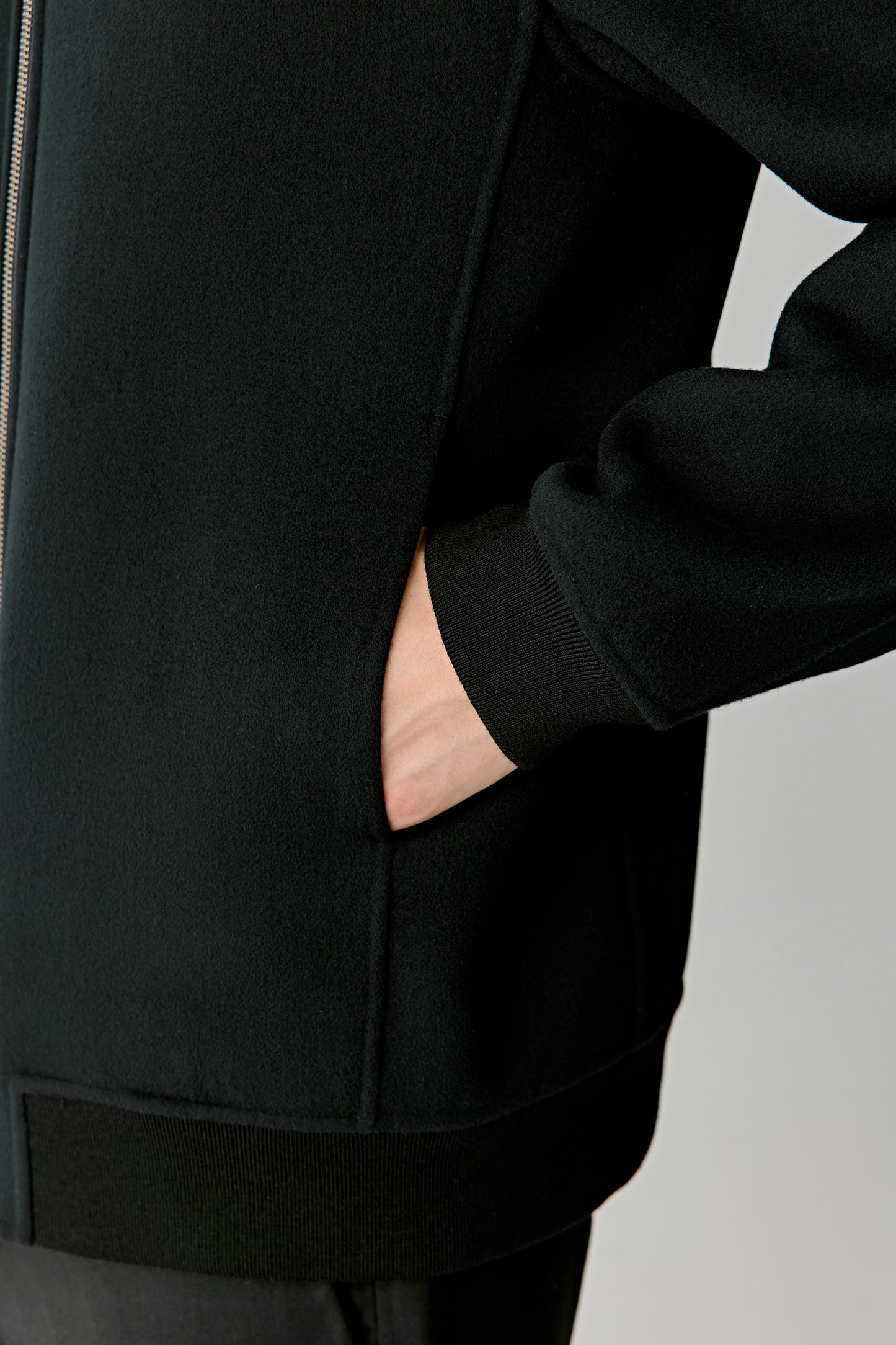 Detail of the pocket, sleeve and zip fastener.