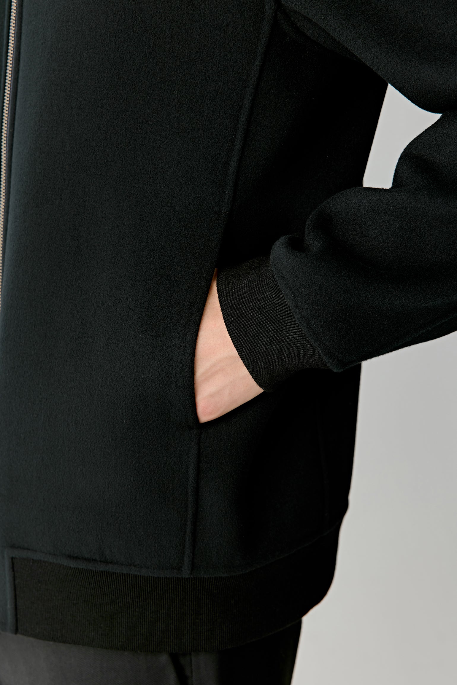 Detail of the pocket, sleeve and zip fastener.