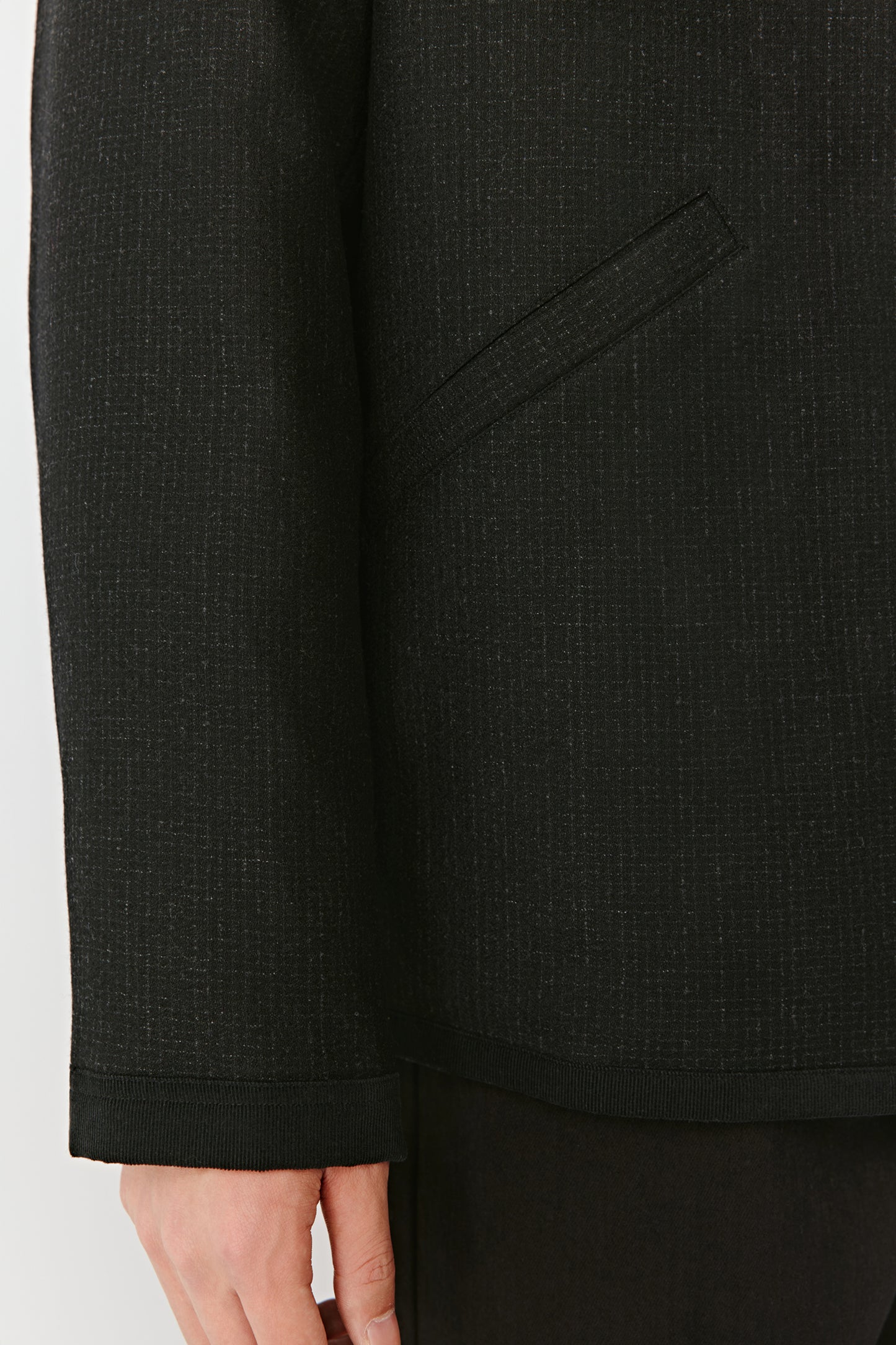 View of the sleeve and its finishing touches, as well as the discreet pocket.