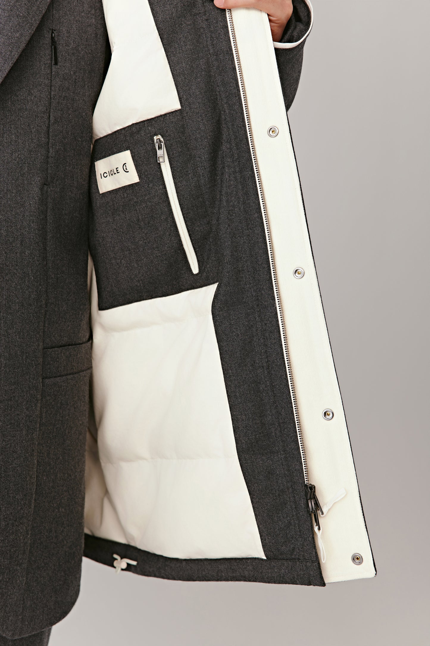 Detail of the lining with its integrated pocket and zip fastening highlighting the refined craftsmanship.