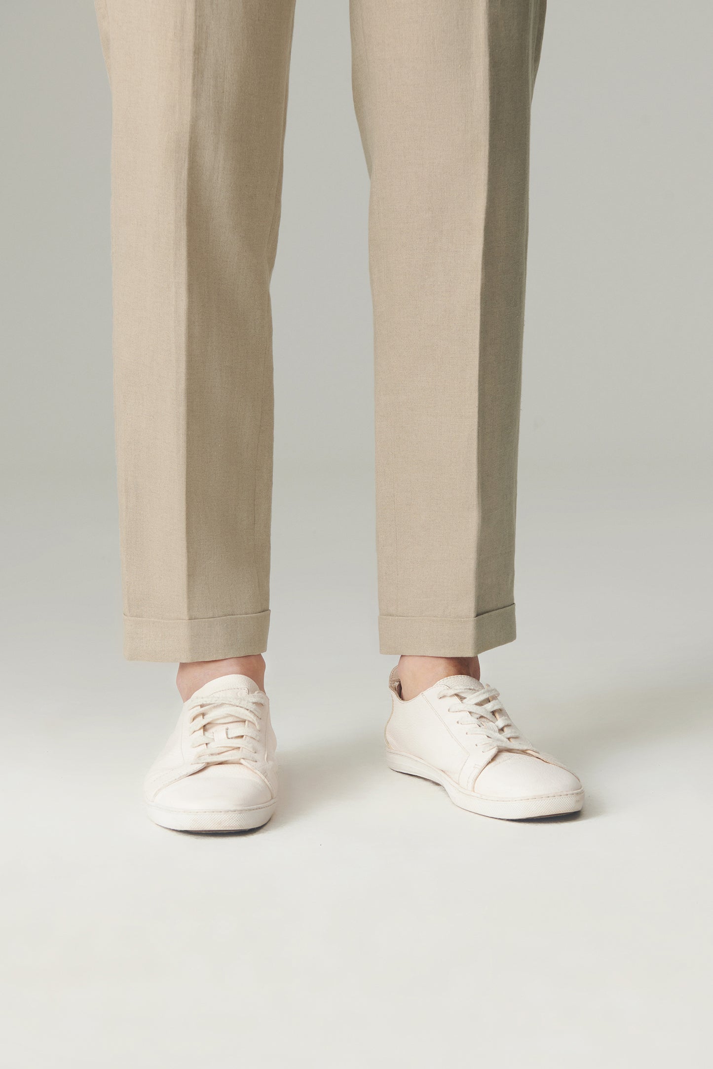Carrot-Fit Trousers in Undyed Linen