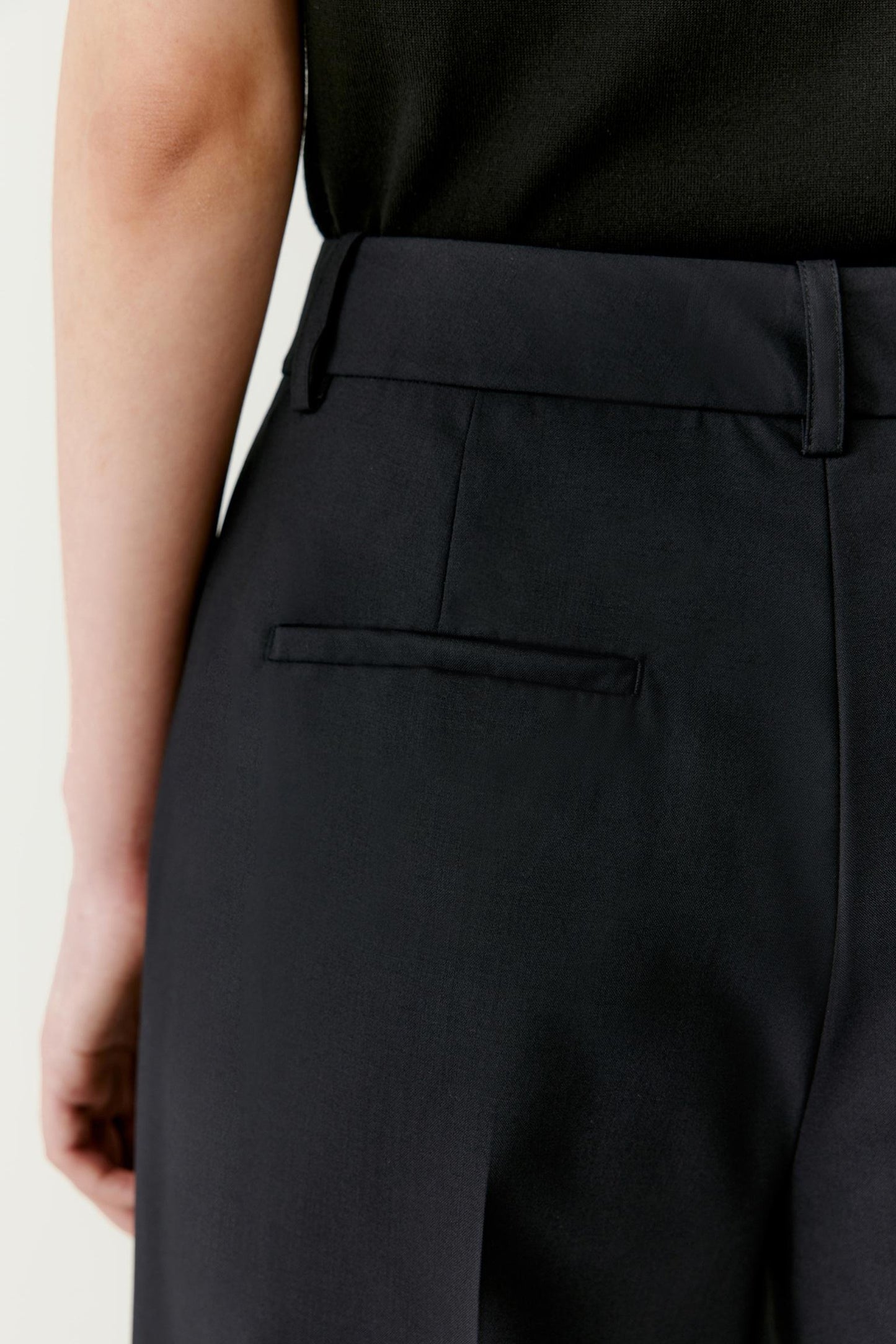 Straight-Leg Trousers in Worsted Wool