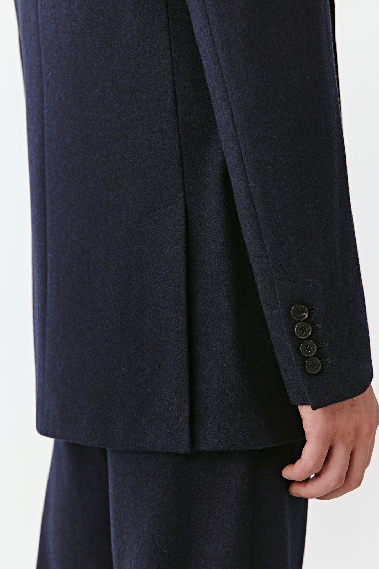 Close-up of the sleeve and its buttons highlighting the details.