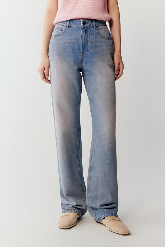 Full-length front view highlighting the straight-leg cut and balanced proportions of the jeans. The cotton denim fabric falls smoothly from the waist toward the hem, maintaining a relaxed yet structured line.
