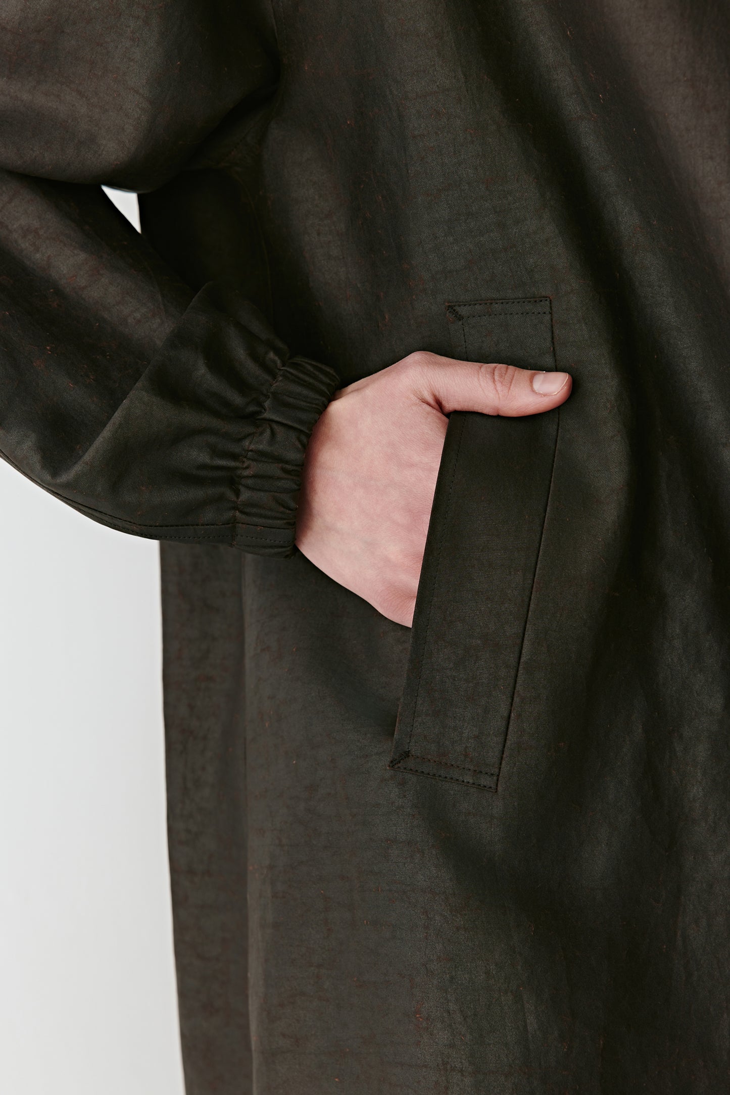 Detail of the front pocket and fabric shine highlighting the material’s richness.