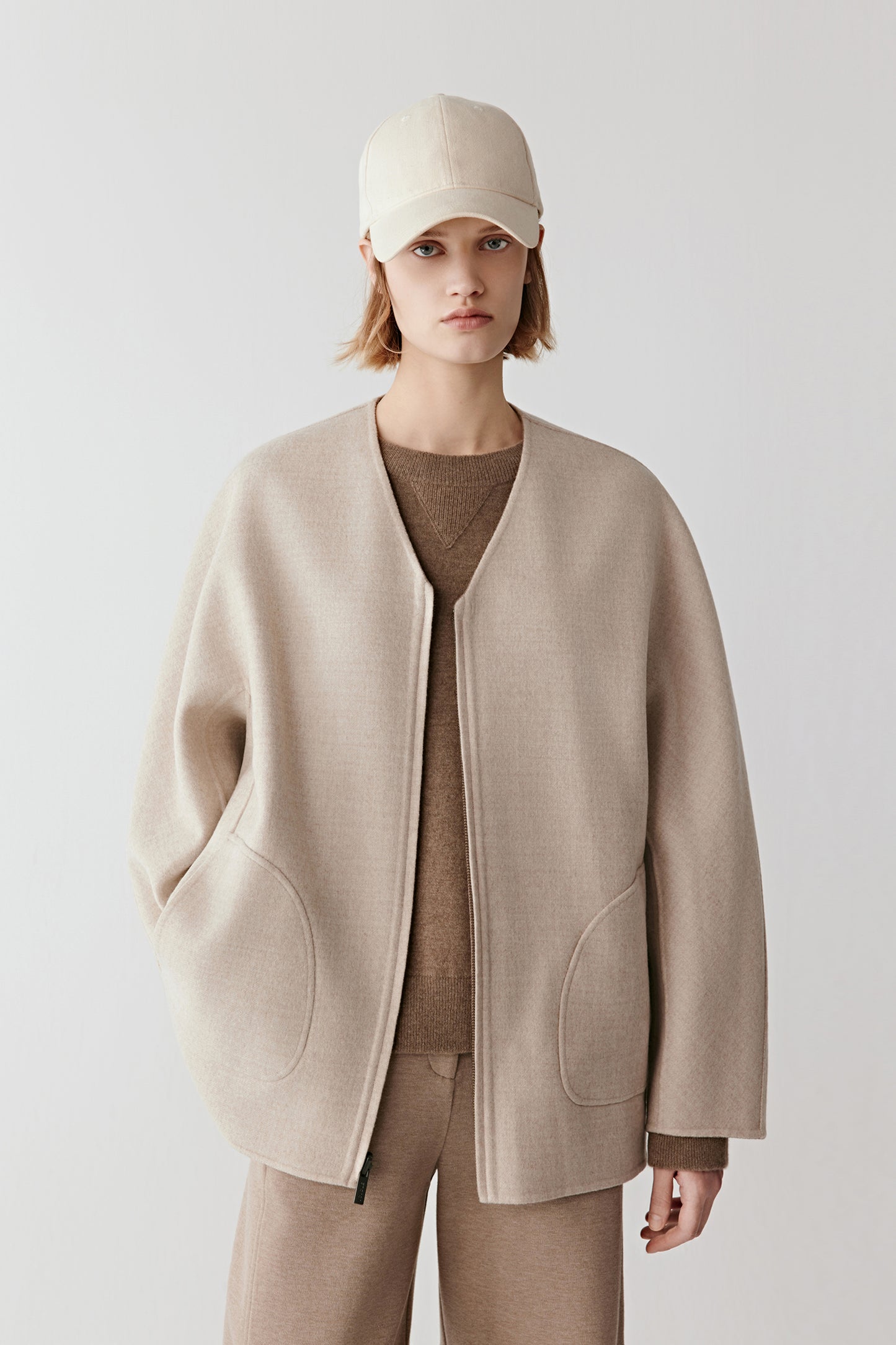 Crafted from undyed wool and silk, this coat reveals the fibre’s natural softness and nuanced beige shade. Its double-faced structure adds a sense of lightness and fluidity.
With clean lines and a refined cut, it offers a timeless interpretation of outerwear made from natural materials.