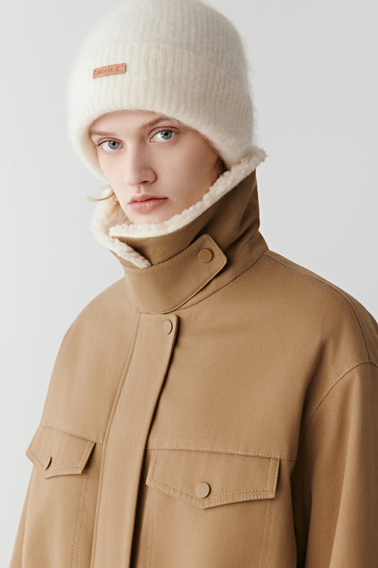 Close-up of the parka’s plush shearling-effect collar, revealing its soft texture and warm tone.