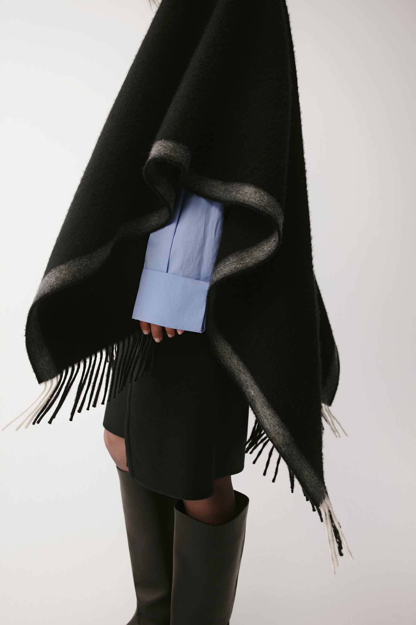 Three-quarter view emphasising the fringes, balanced proportions and natural style.