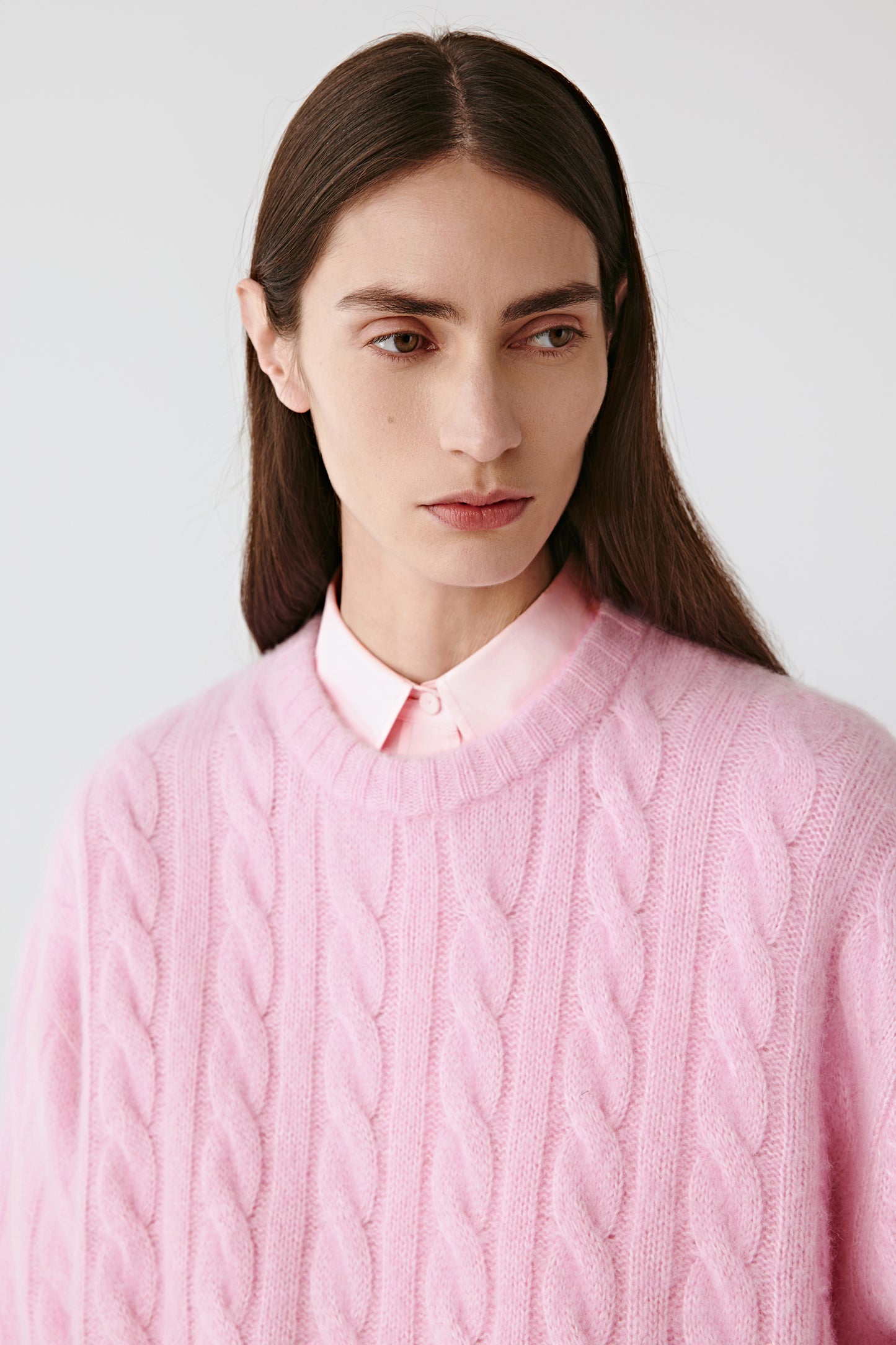 Portrait view of the model wearing the pullover, focusing on the crew neck and knit texture.