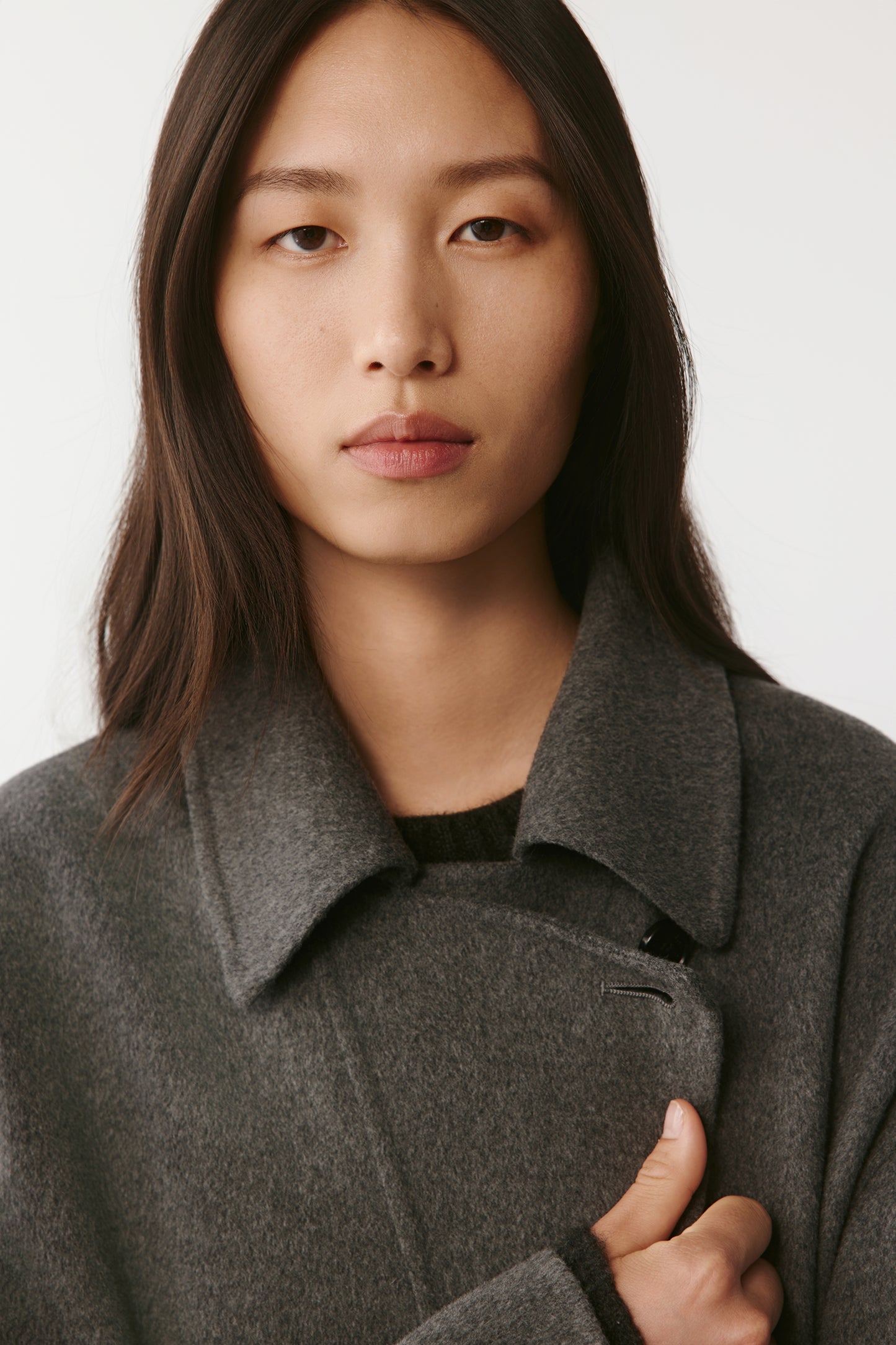 Portrait close-up of the model showing the soft collar and the fabric’s fine texture.