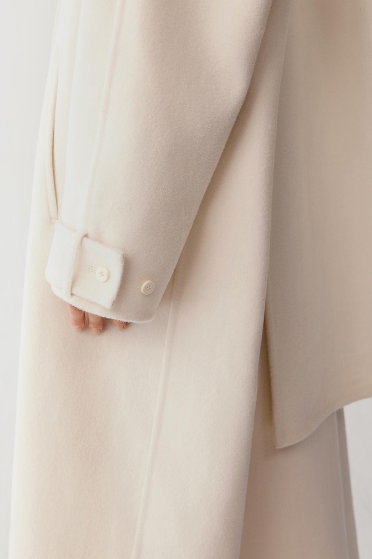 Close-up of the slanted side pocket and clean finishing of the double-face fabric.
