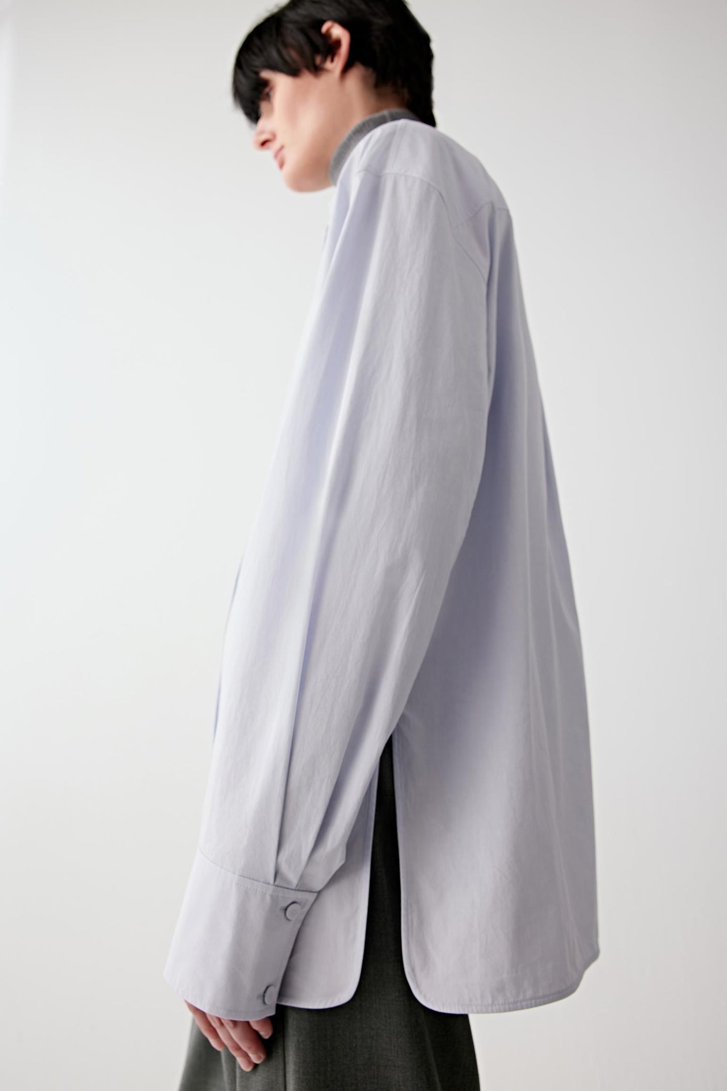 Detail of the sleeve and side hem in light blue cotton poplin.