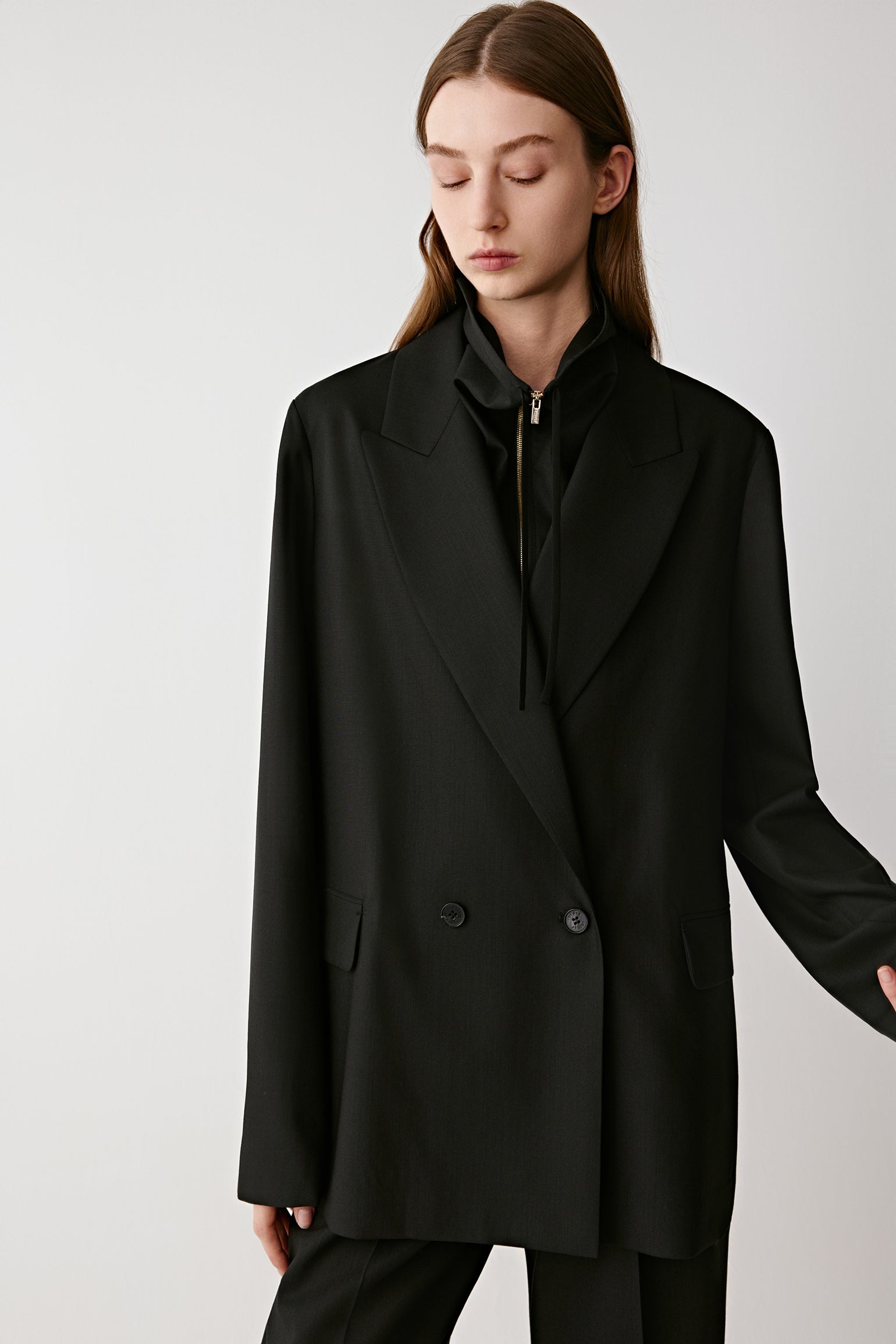 Portrait highlighting the refined finish and soft light reflection of the wool.