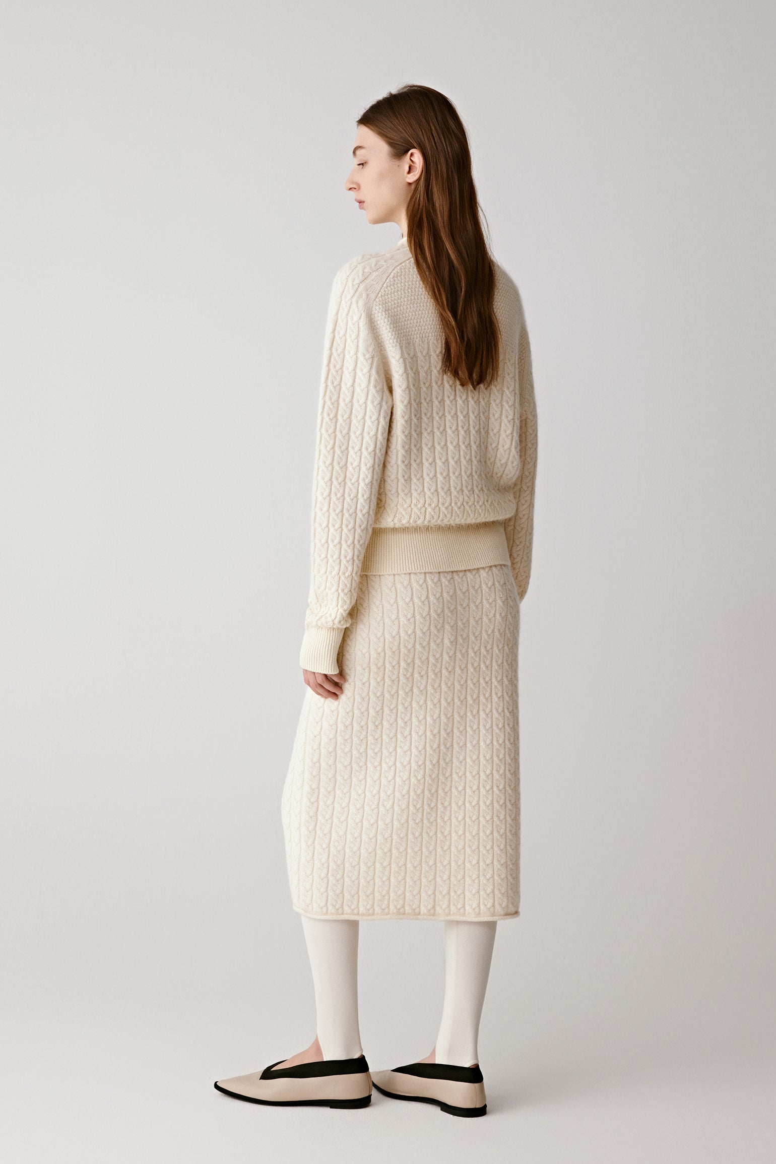 Full-length side view displaying the jumper’s soft drape and slightly extended hem.