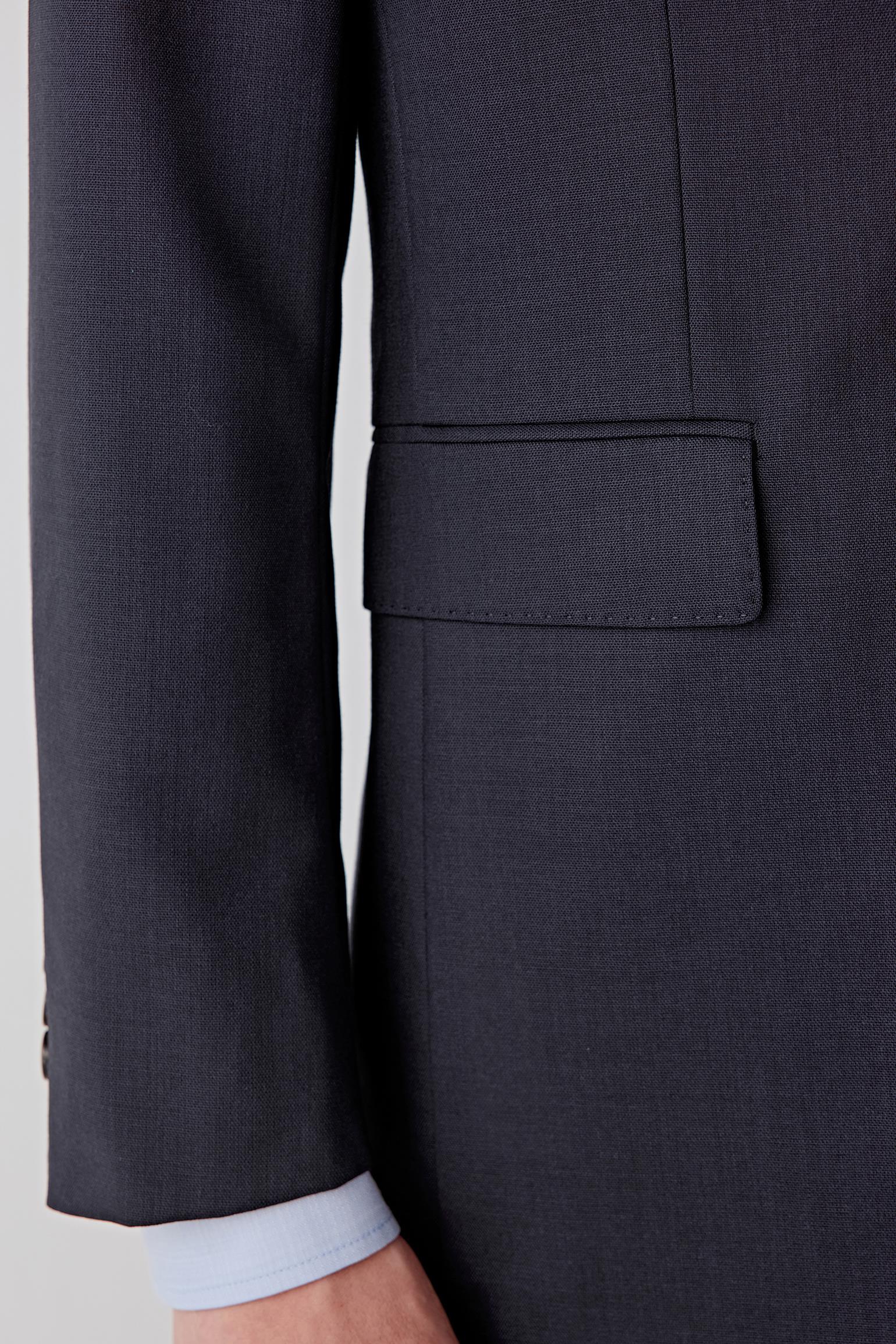 Detail of the sleeve and cuff, highlighting the clean seam construction, straight sleeve line and compact fabric structure.