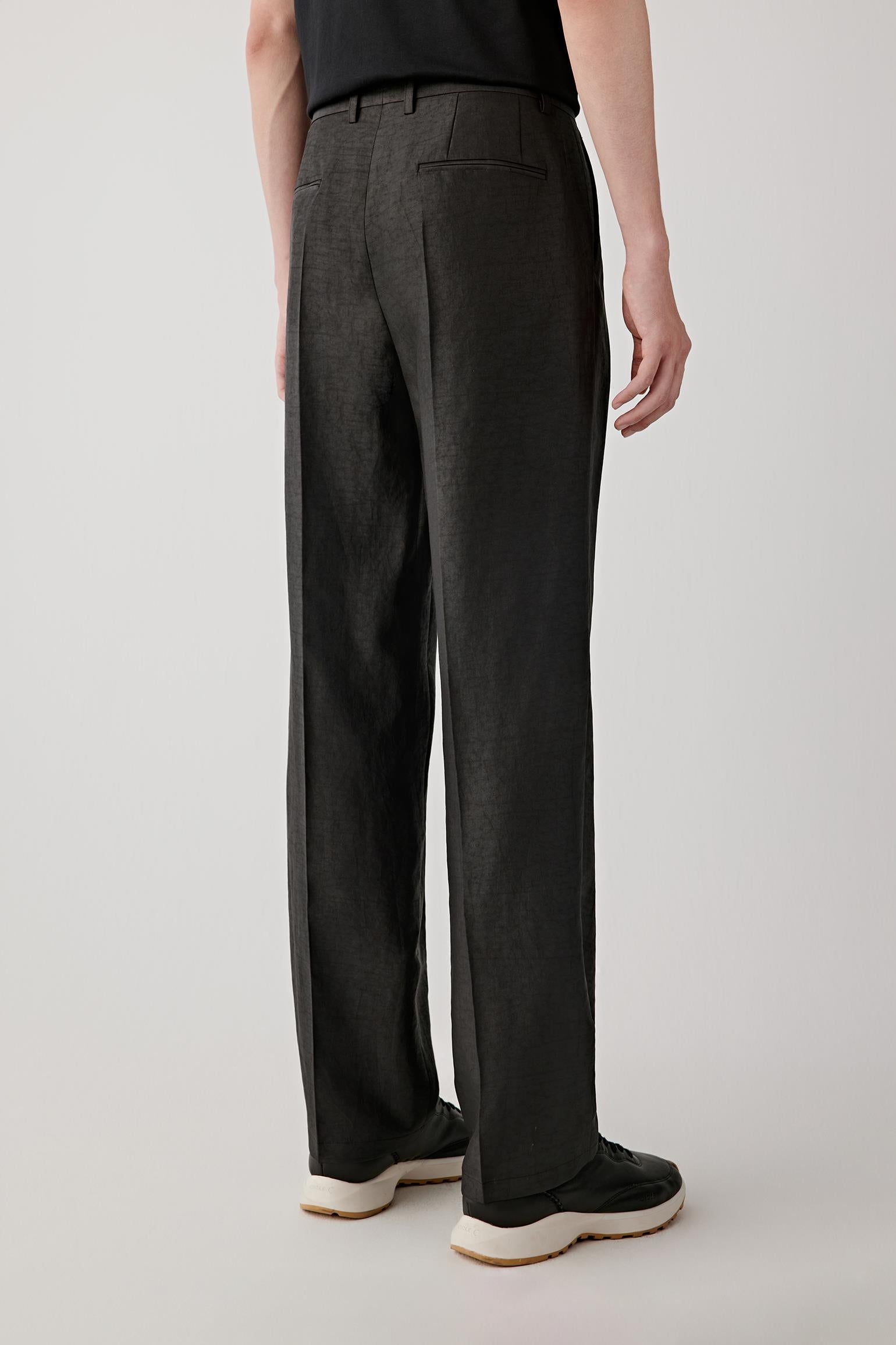 Back view emphasizing the loose silhouette, soft structure and ease of movement through the leg.