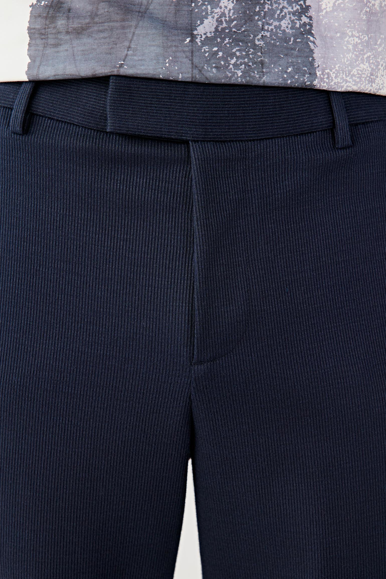 Close-up of the waistband and upper hip, revealing the subtle jacquard texture, clean waistband construction and fine stitching details.