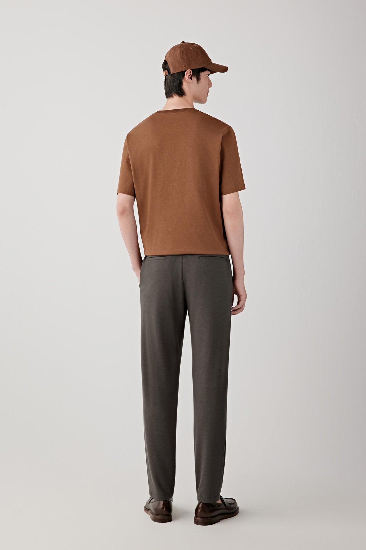 Full-length back view emphasizing the straight silhouette, clean shoulder line and consistent drape across the back.