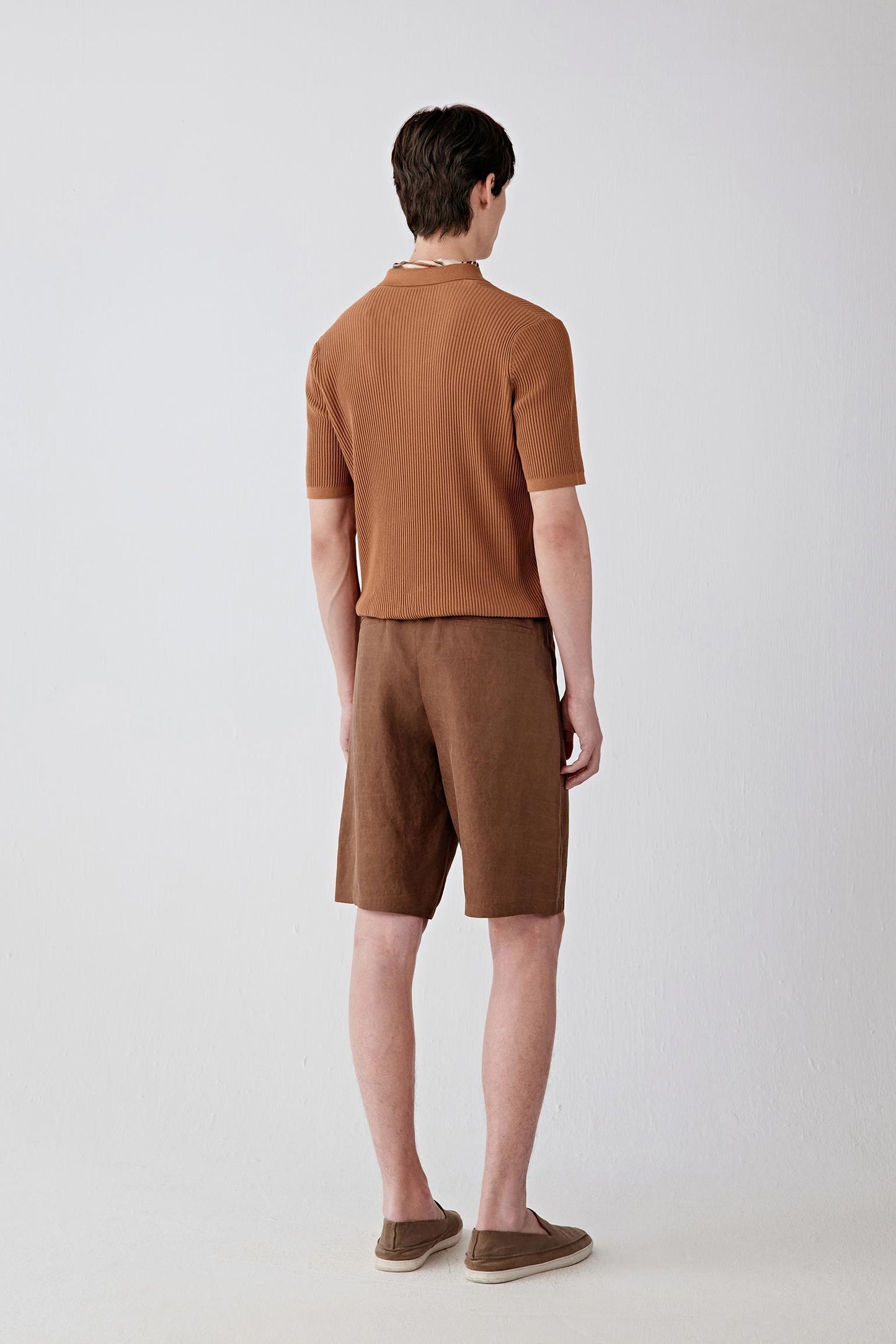 Full-length back view showing the rear silhouette, highlighting the clean shoulder line, straight cut through the body and the even, continuous ribbed texture across the back