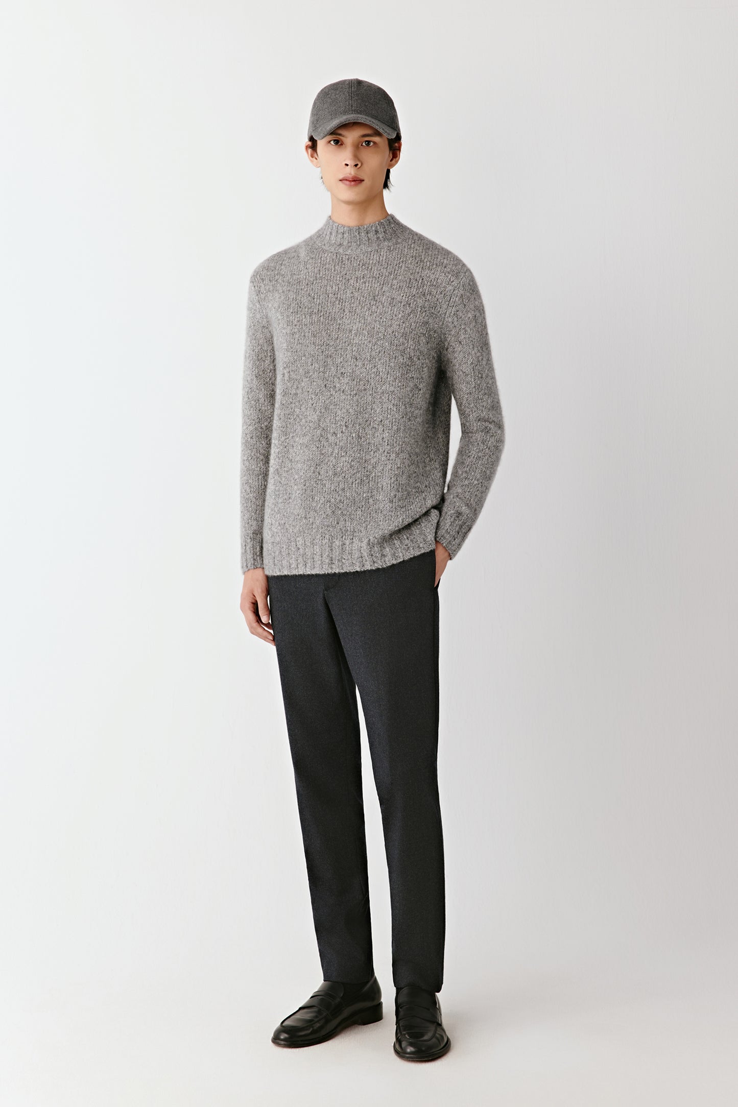 Front view of the grey melange mock-neck pullover in cashmere and silk, straight fit with ribbed trims.