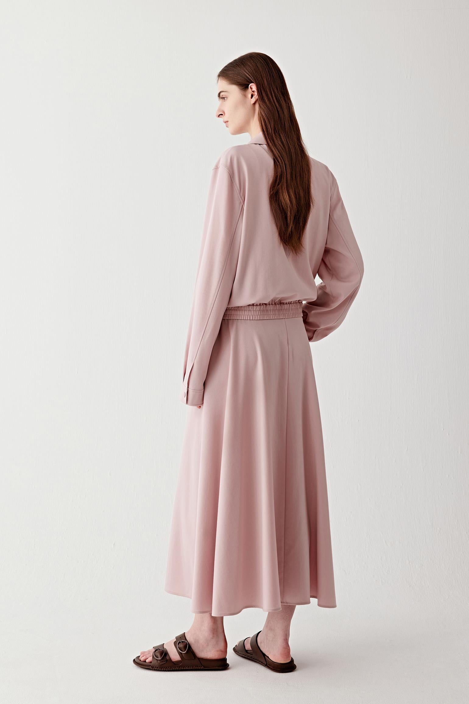 Side view of the jacket, highlighting the lightweight construction, straight hem and balanced proportions along the body.