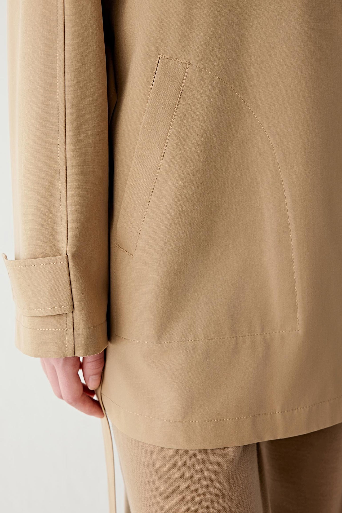 Detail of the sleeve and cuff finish.