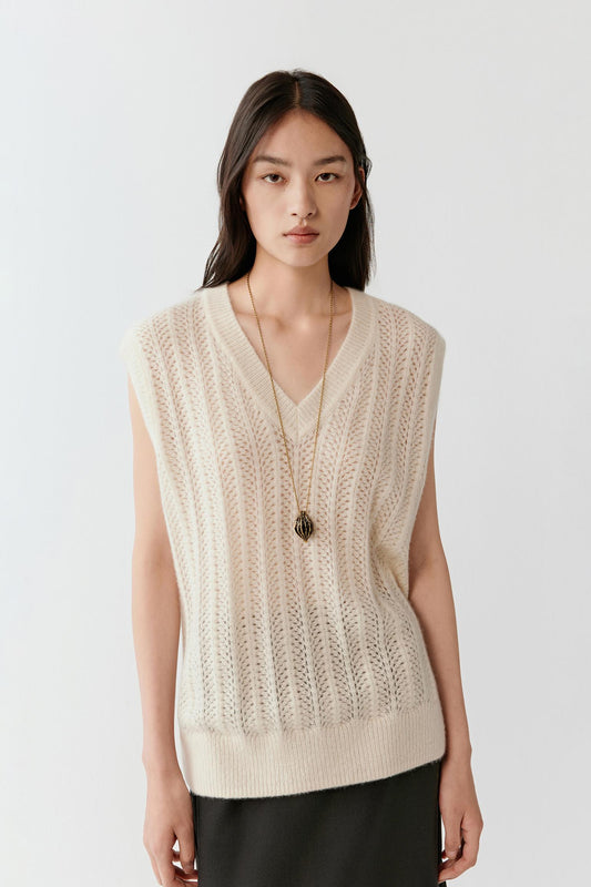 Three-quarter front view highlighting the openwork knit and light, breathable structure.