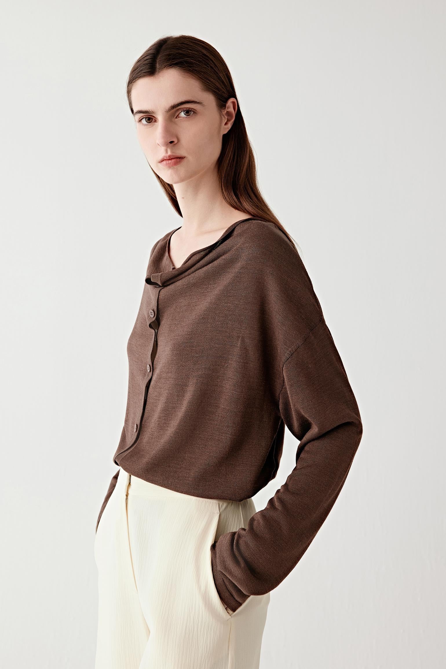 Three-quarter view showing the cardigan worn slightly turned, highlighting the fluid movement of the knit, the way the hem falls naturally at the hips and the balance between structure and softness in the silhouette