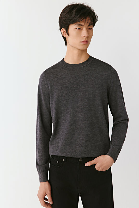 A portrait frame focuses on the neckline and upper chest, highlighting the fine knit pattern and light reflection.