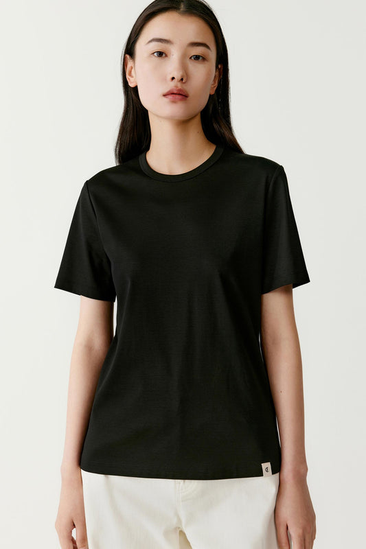 Front view focusing on the upper body, highlighting the round neckline, short sleeves and smooth cotton jersey texture of the T-shirt.