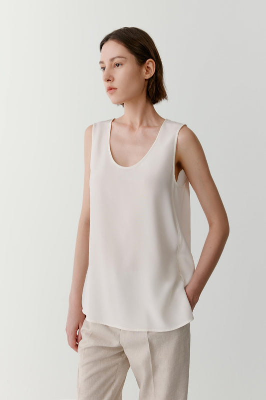 Three-quarter view showing the lightweight structure and fluid movement of the silk crêpe de Chine. The image emphasizes the relaxed fit, soft drape through the body and the clean lines that define the silhouette.
