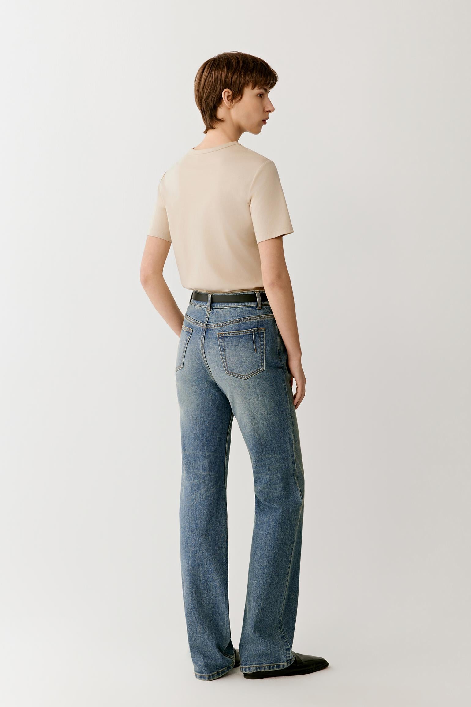 Three-quarter view illustrating the relaxed fit and clean side profile. The smooth cotton jersey maintains a soft structure without stiffness, creating a simple silhouette with natural movement and understated volume.