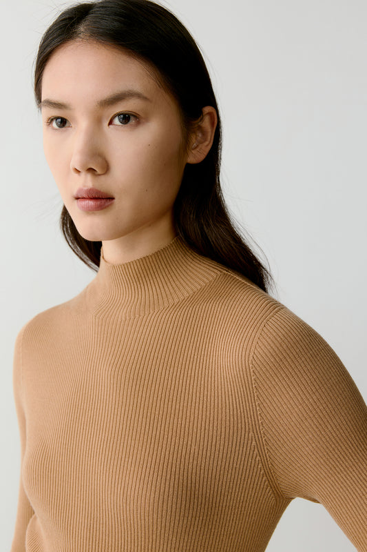 The final image focuses on the upper body, showing the warmth of the caramel shade under diffused light.