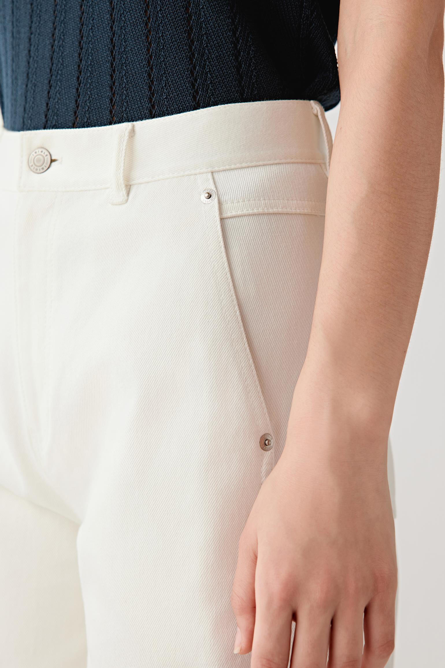 Close-up of the waistband and upper hip area, focusing on the structured waistband, clean front construction and classic five-pocket detailing, with visible stitching and subtle fabric texture