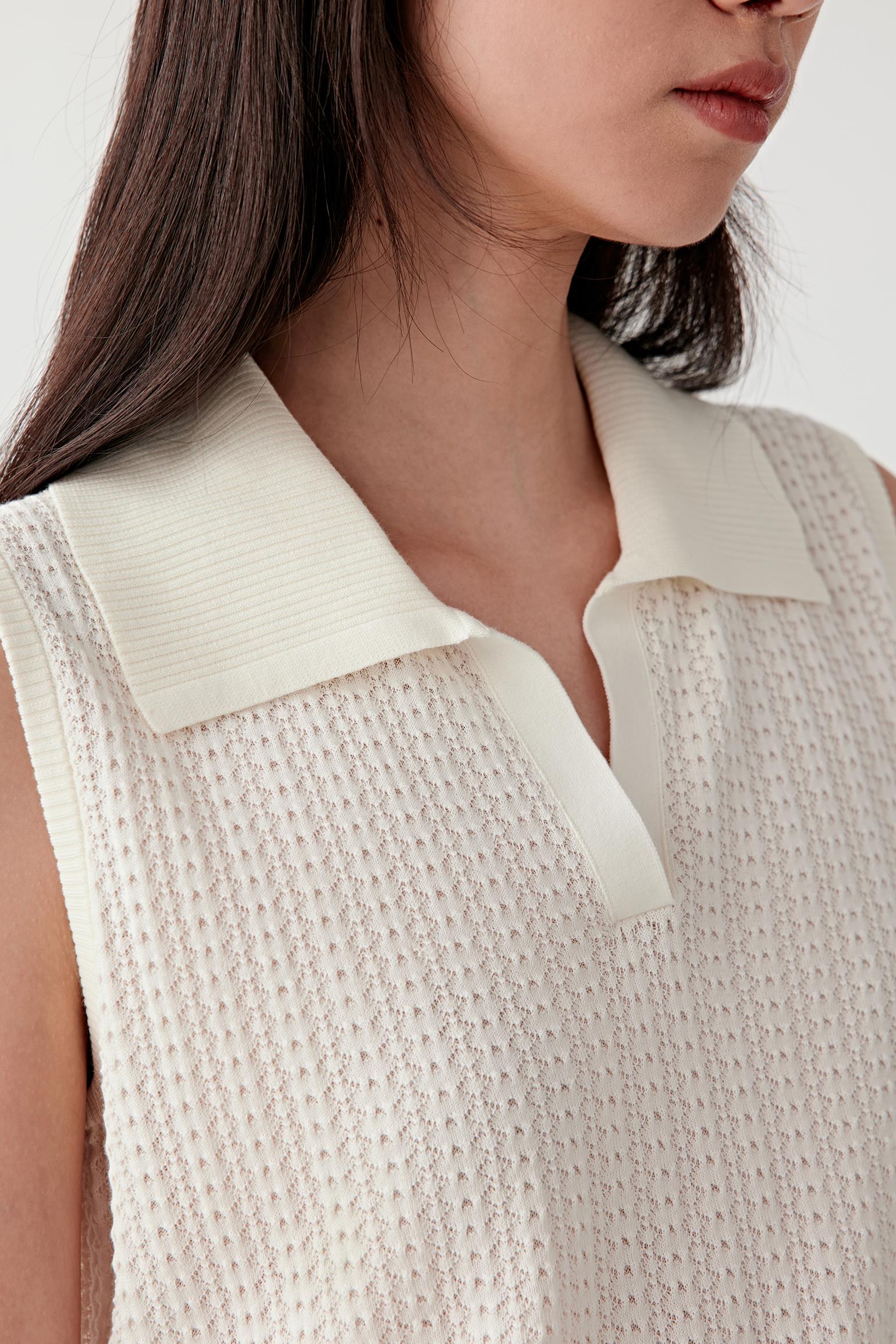 Close-up of the neckline and collar, focusing on the ribbed polo collar, V opening and the knit texture, revealing the fine construction and slightly open structure of the fabric