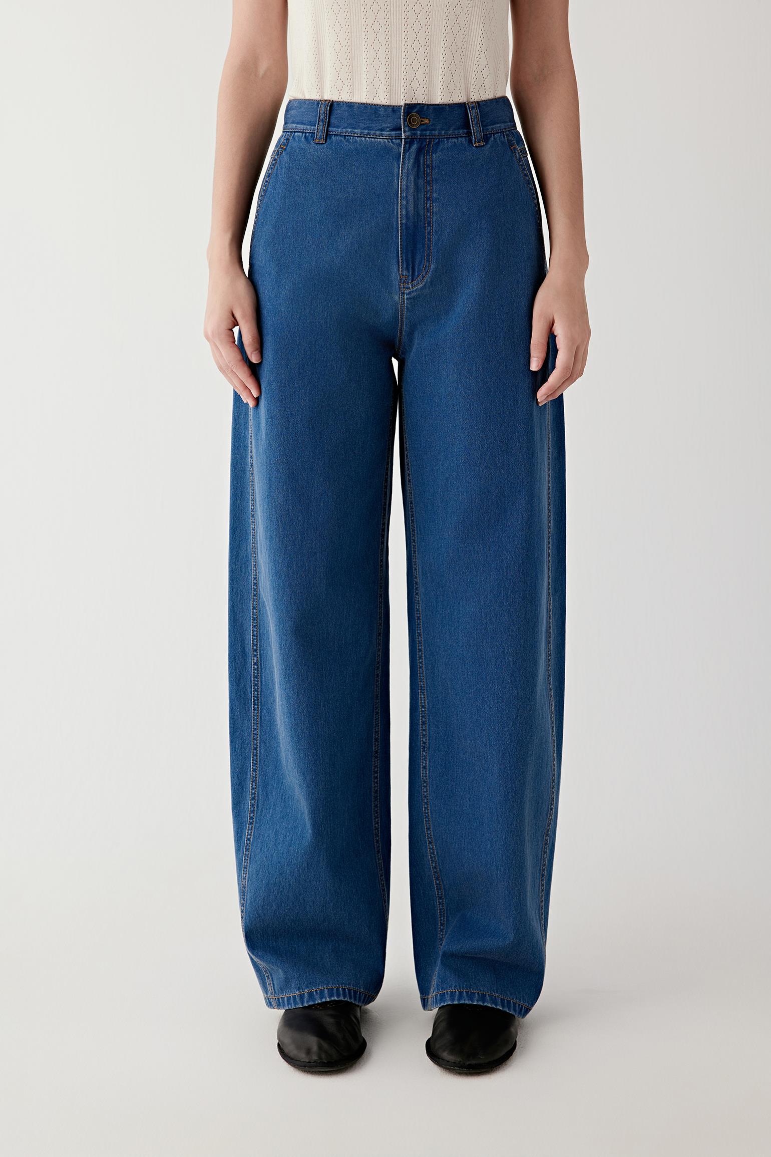 Front view focused on the leg shape, highlighting the high waist, straight cut from hip to ankle and slight volume through the leg opening.