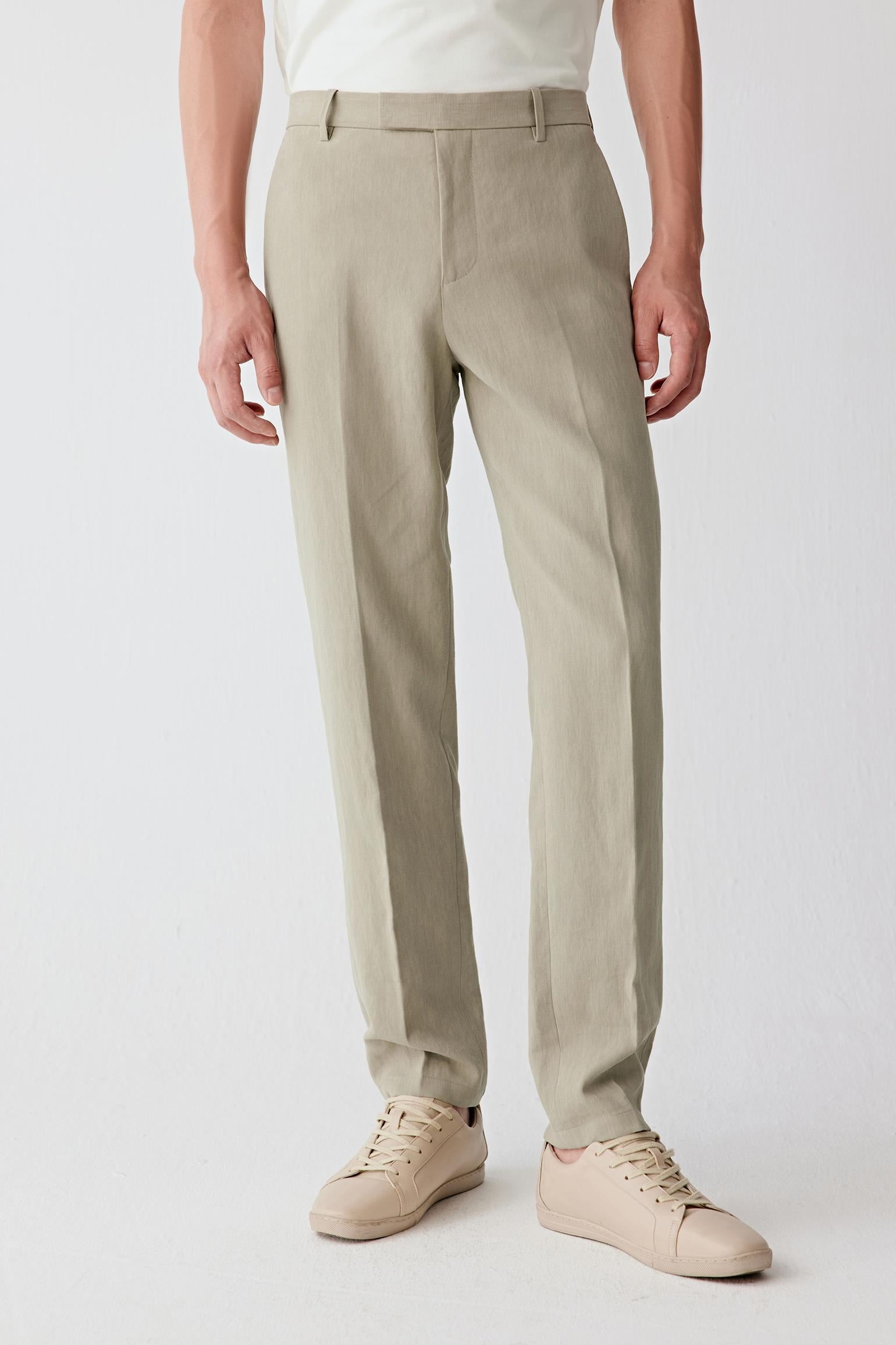 Cropped front view focusing on the upper leg and waist, highlighting the straight line from hip to thigh and the light, breathable structure of the linen.