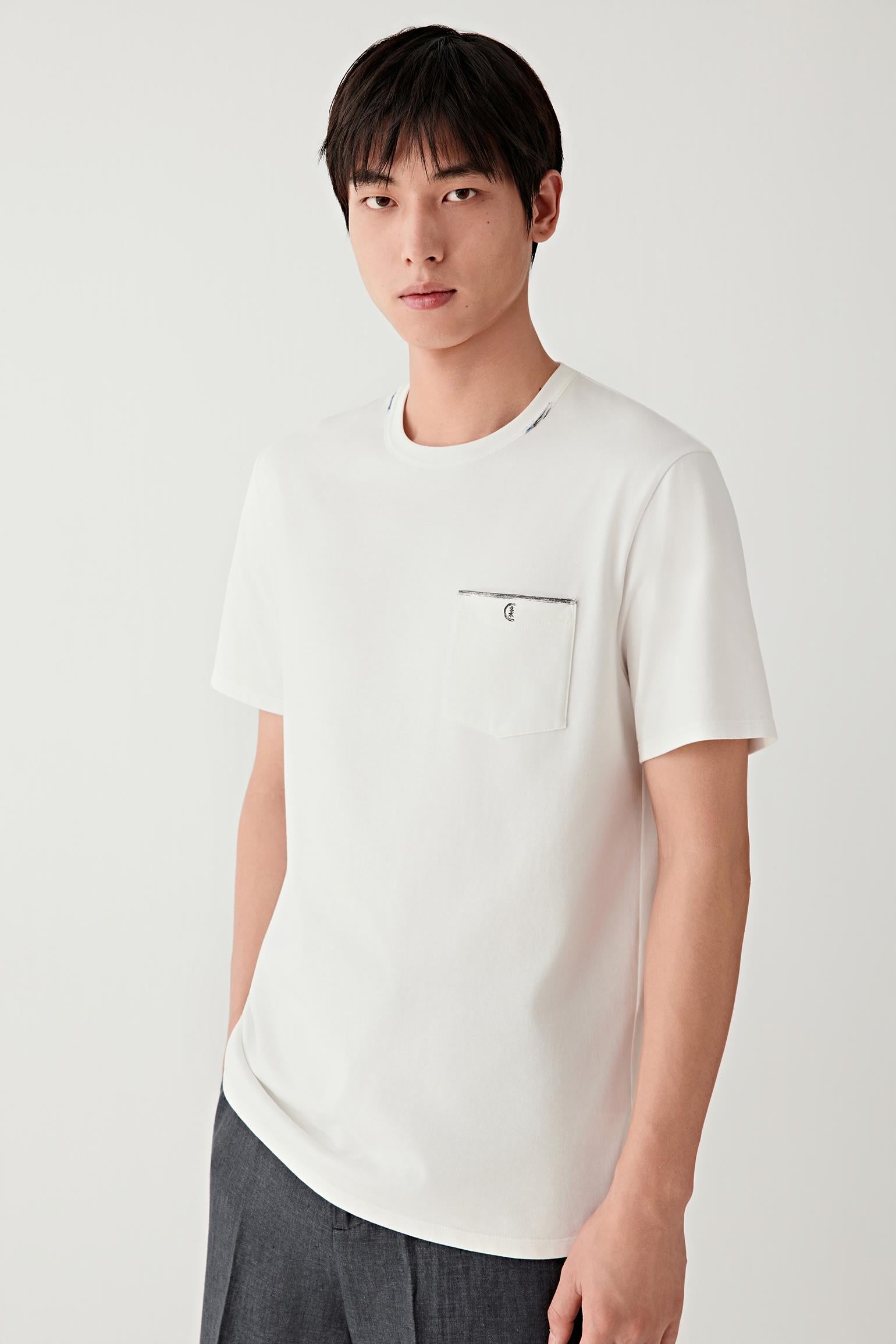 Three-quarter front view of a man wearing a white cotton jersey T-shirt, highlighting the straight, relaxed silhouette, short sleeves and clean neckline, with a smooth, lightweight fabric showing a soft, matte surface and even tone