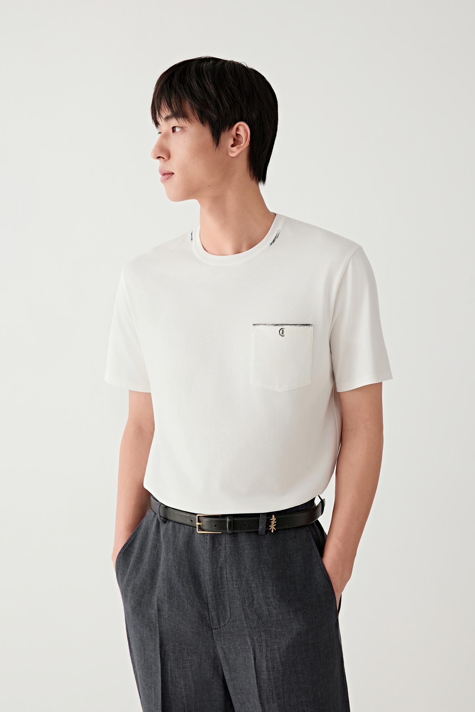Side view showing the profile of the garment, emphasizing the straight fit through the torso, the sleeve length and the fluid fall of the fabric along the body