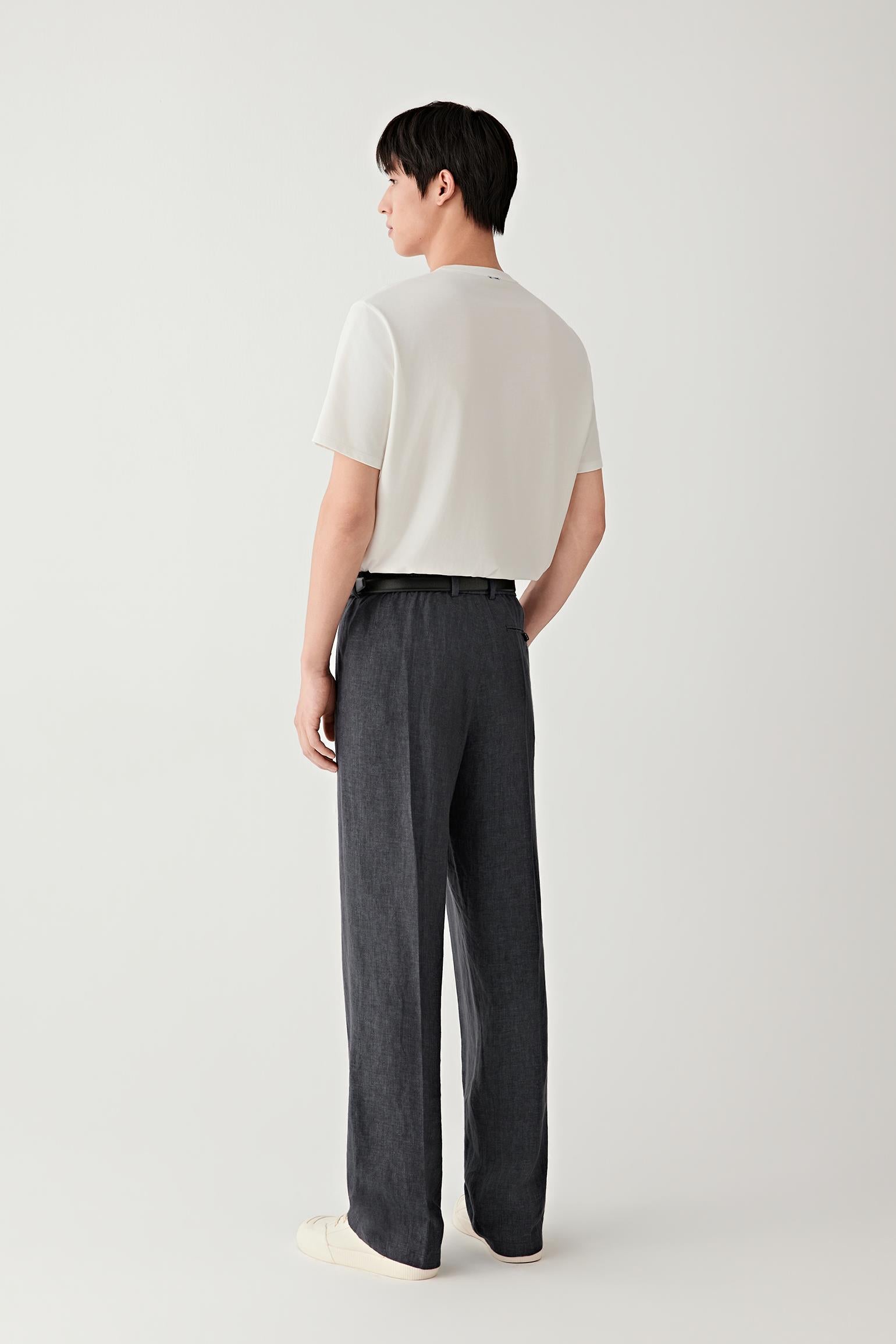 Full-length back view showing the overall silhouette paired with dark trousers, highlighting balanced proportions, the straight cut and the natural drape of the lightweight jersey fabric