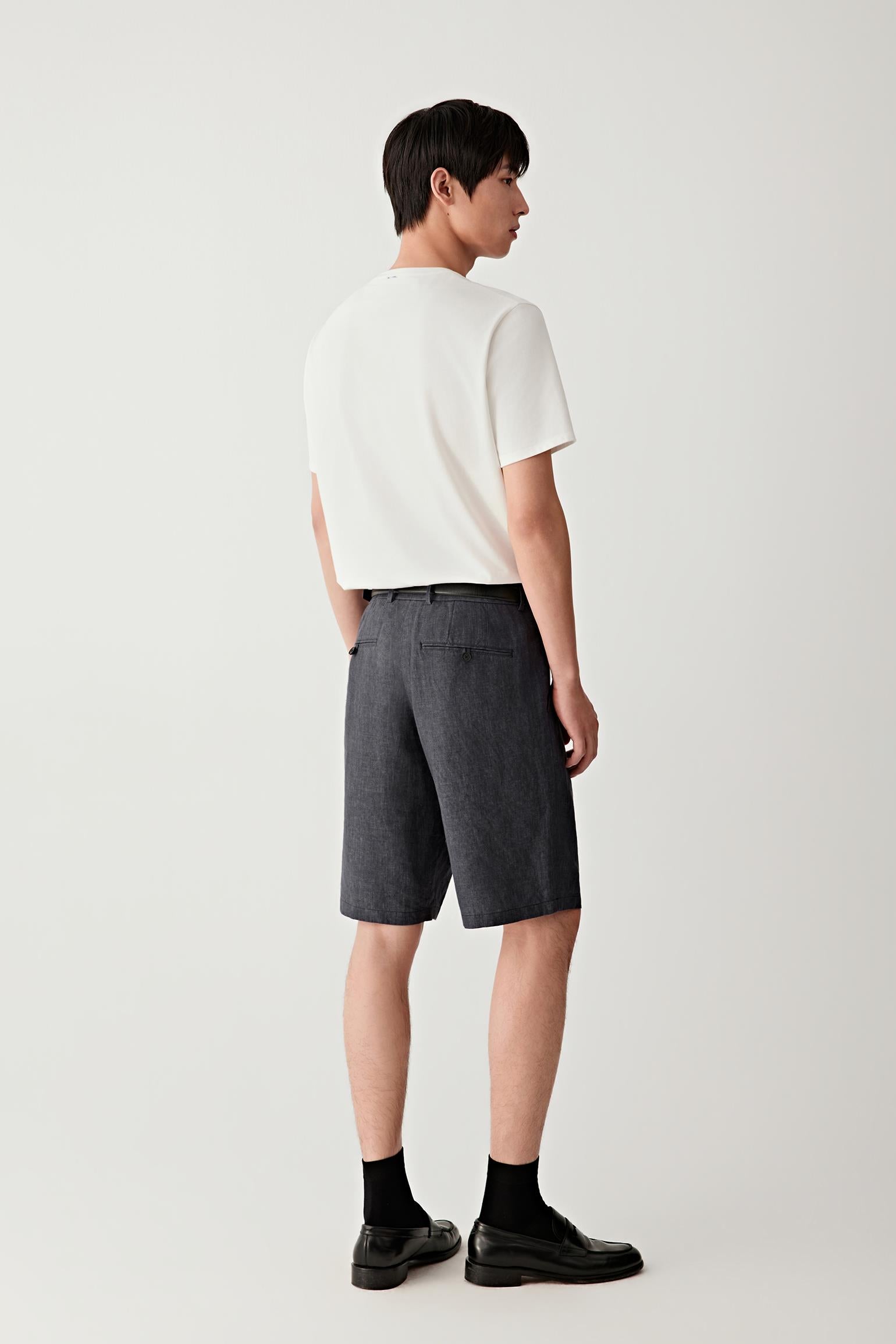 Full-length back view showing the rear silhouette, highlighting the straight cut, balanced proportions and the natural drape of the fabric, maintaining a structured yet breathable appearance
