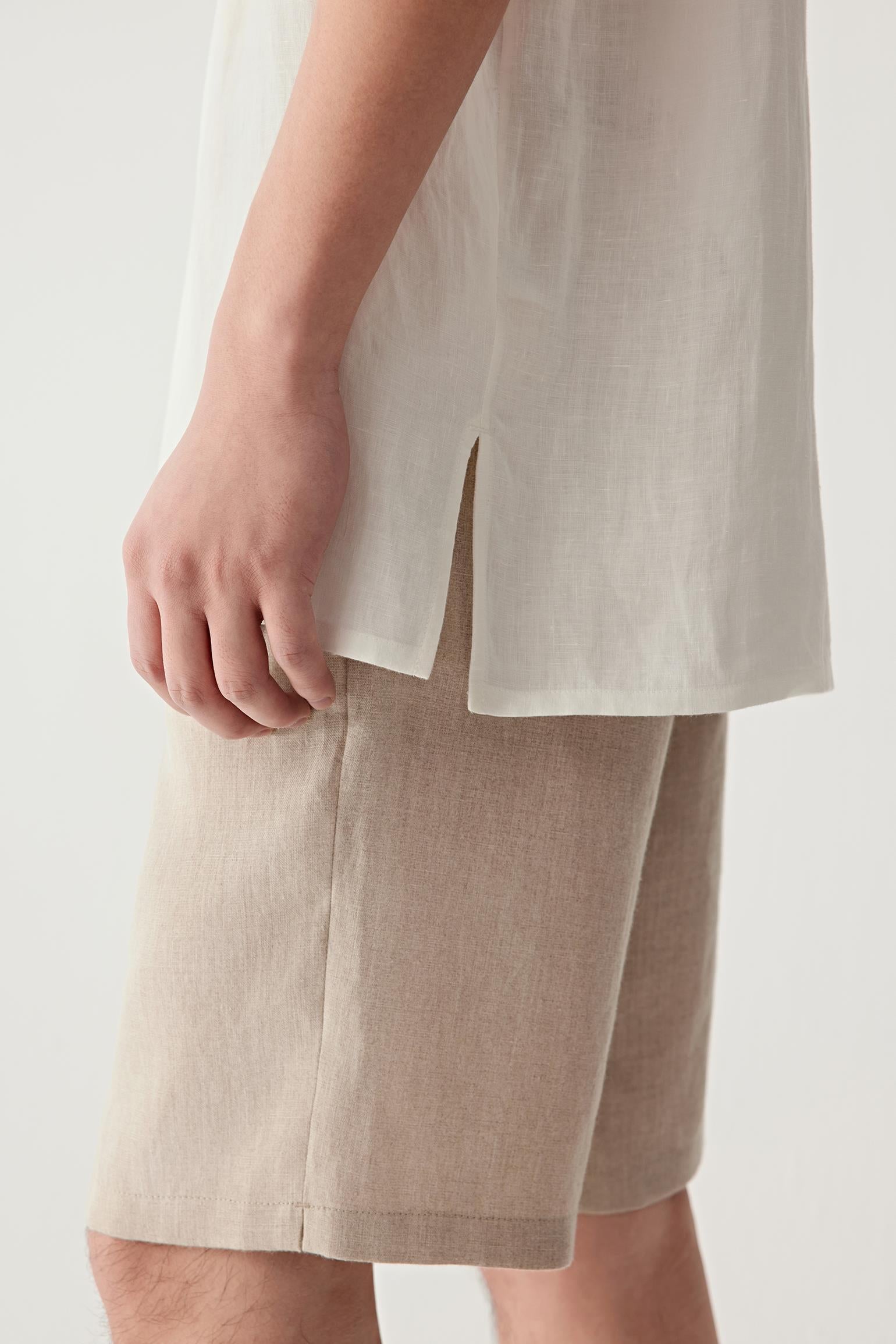 Close-up of the lower section of the shirt, highlighting the lightweight linen weave, visible irregular texture and fluid drape of the fabric. The image emphasizes the natural character and breathable structure of the material.