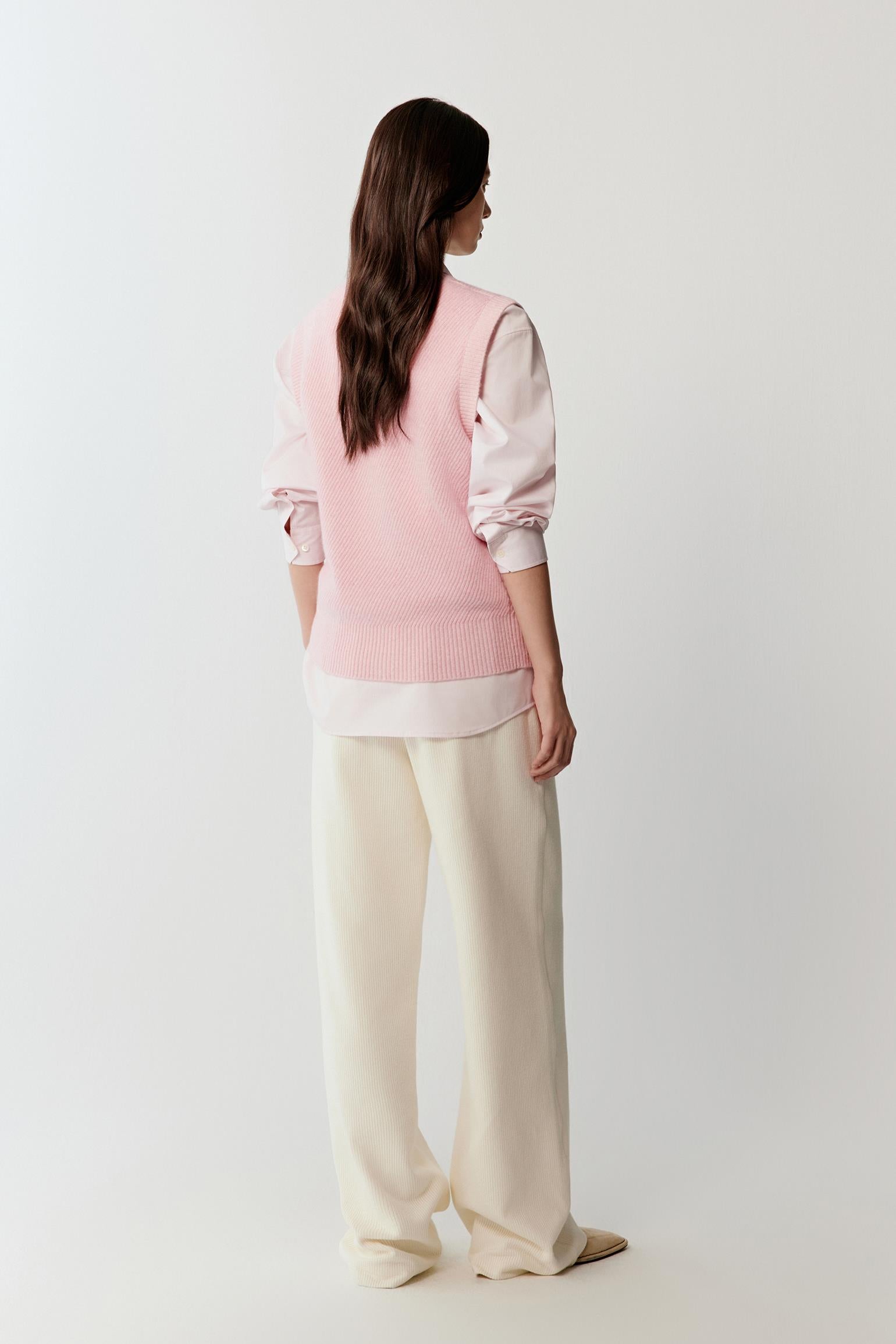 Side view highlighting fluid knit structure.