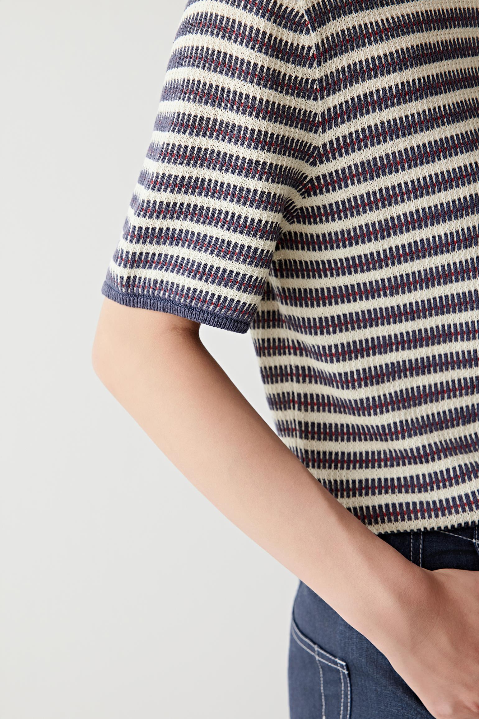 Close-up of hem and side seam showing the finely ribbed finish, knit structure and lightweight open texture of the linen and silk yarn blend
