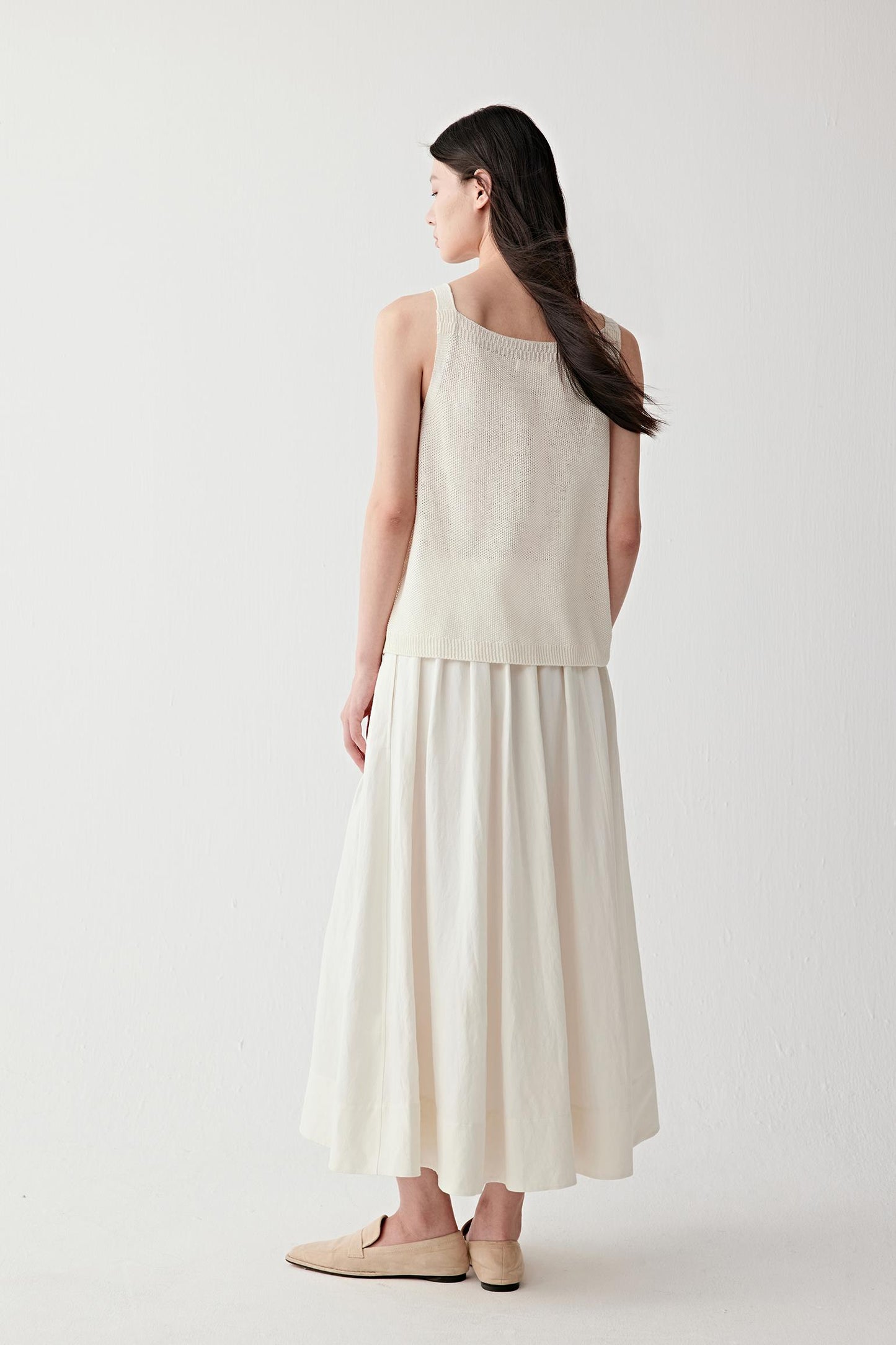 Full-length back view emphasizing thin straps, clean back line and lightweight structure