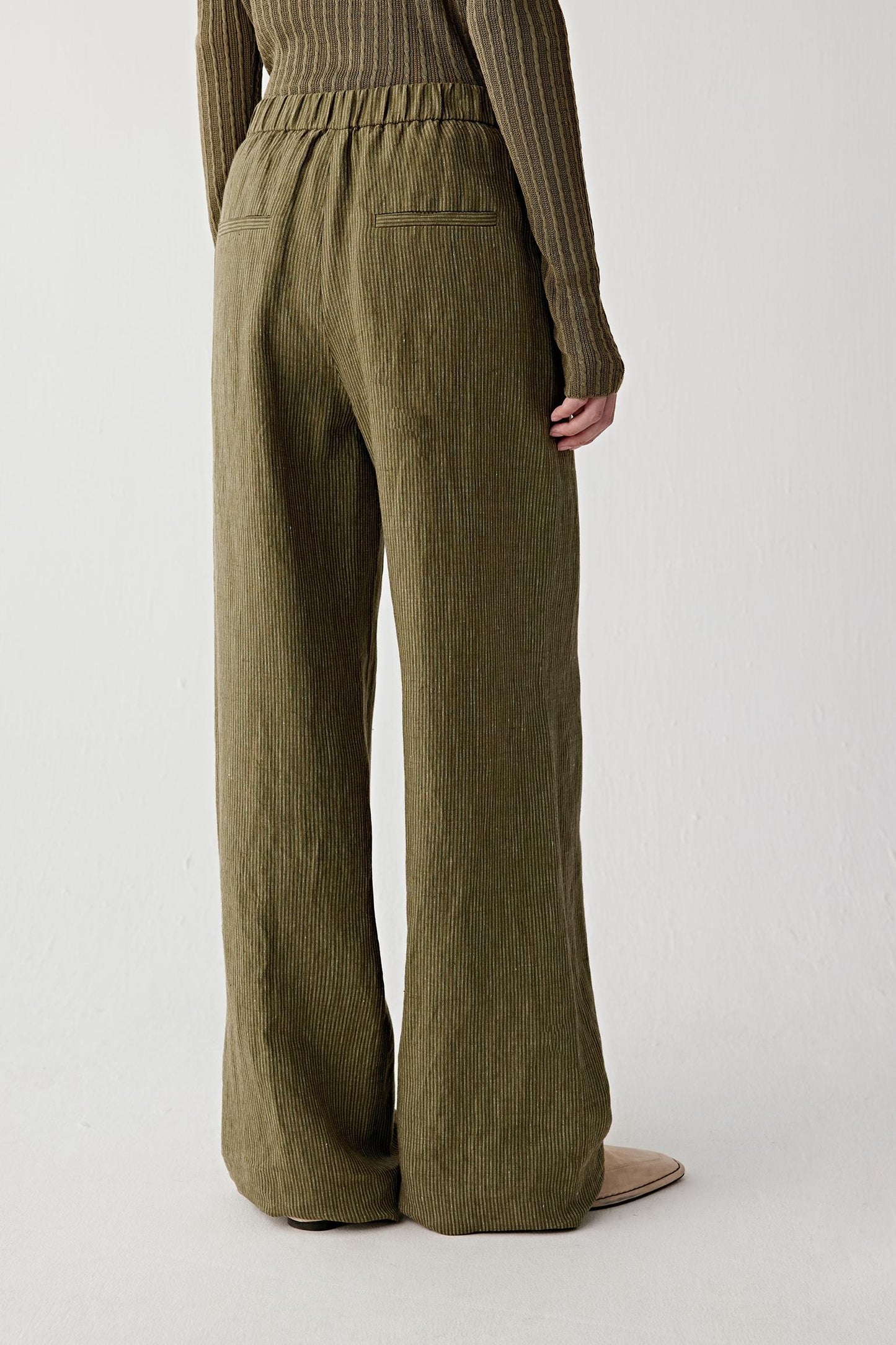 Side view emphasizing leg volume, fluidity and breathable structure