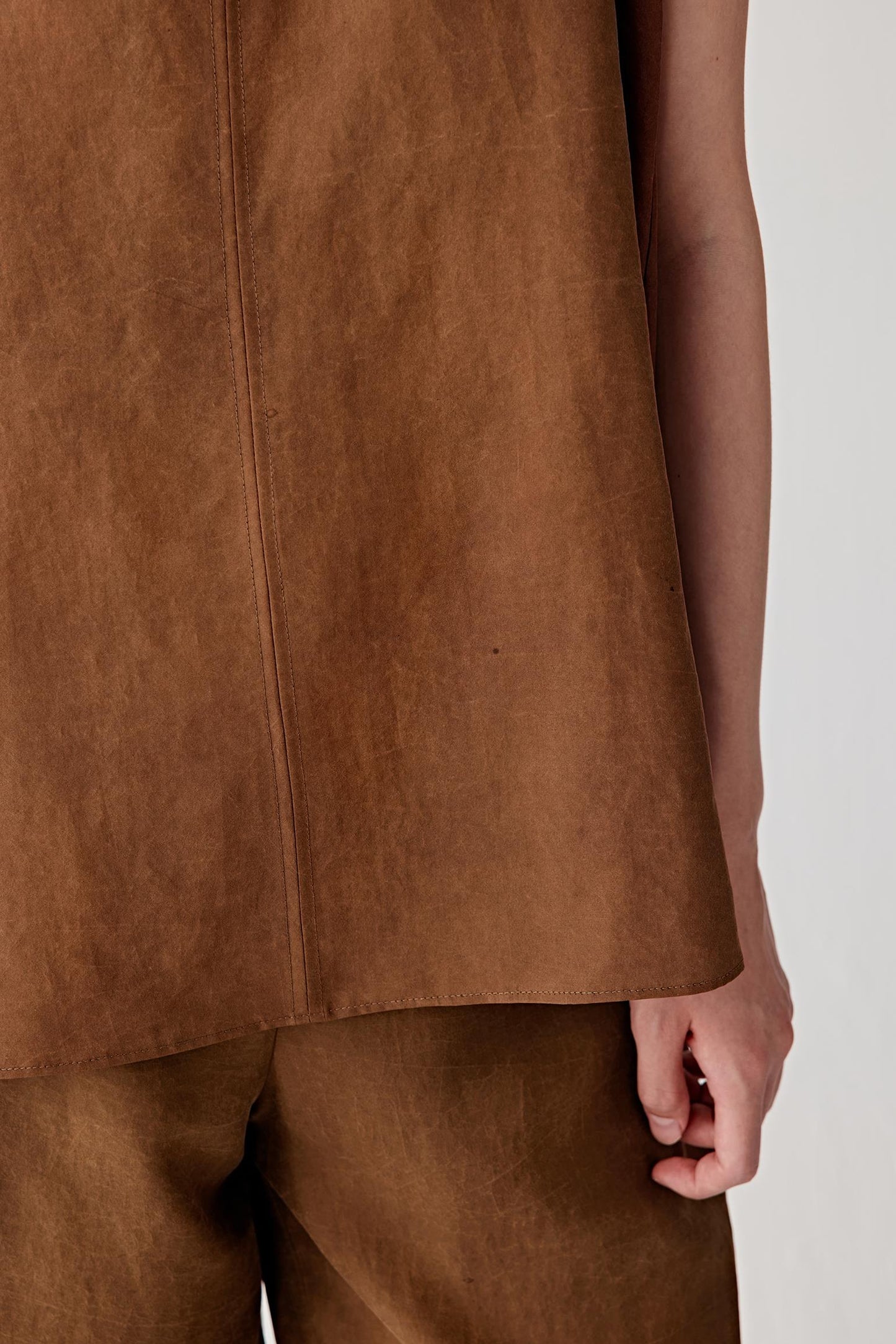 Close-up of hem and side seam showing the lightly textured weave, clean finishing and softly structured drape of the Gambiered Canton Gauze fabric