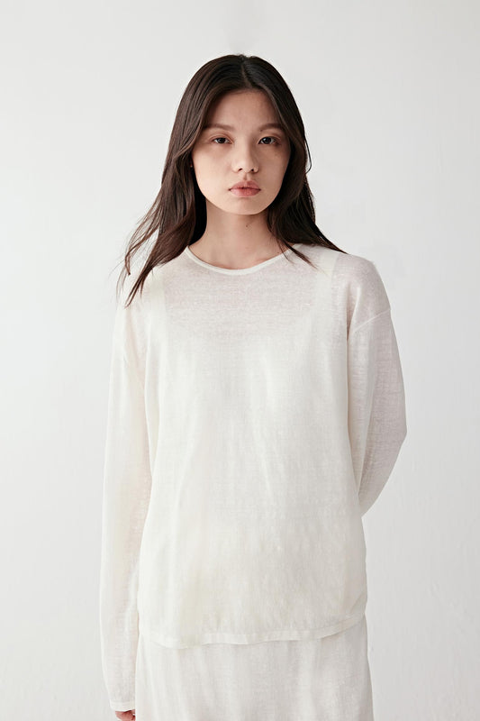 Front or three-quarter view emphasizing the relaxed silhouette, dropped shoulders and long sleeves, showing the soft movement of the fine knit fabric