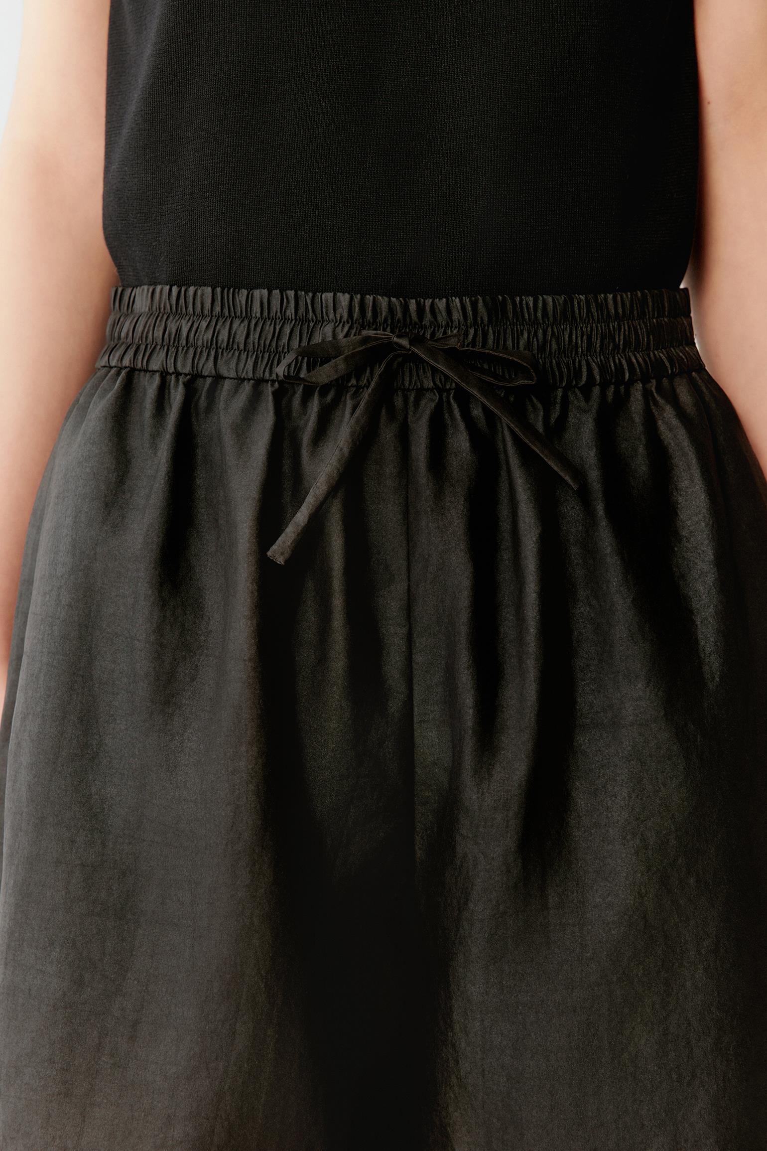 Close-up of side pocket and fabric surface showing the softly textured weave, visible stitching and subtle tonal variation